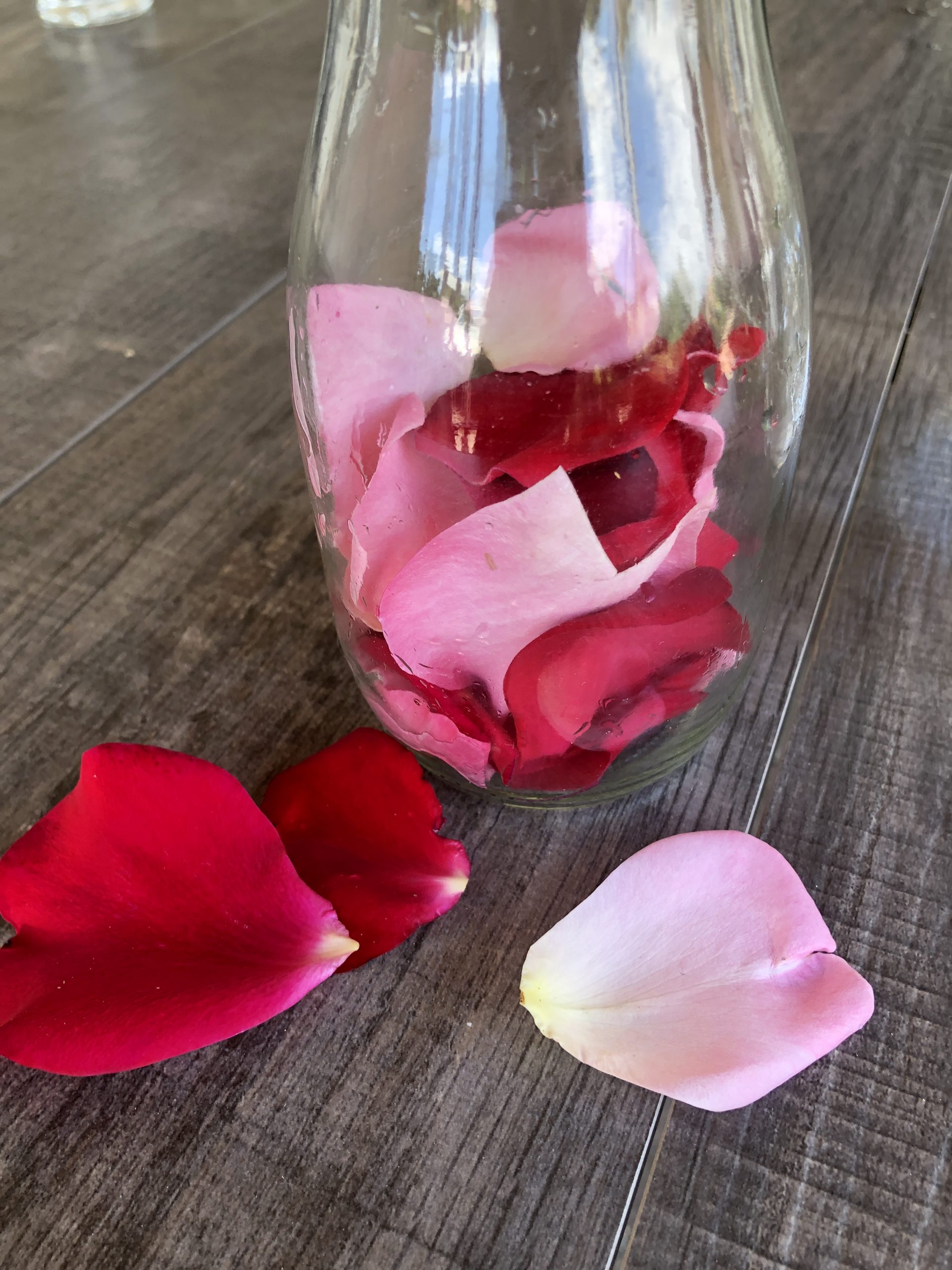 Bild zum Schritt 5 für das Bastel- und DIY-Abenteuer für Kinder: 'Rosenblütenblätter in eine Glaskanne füllen.'