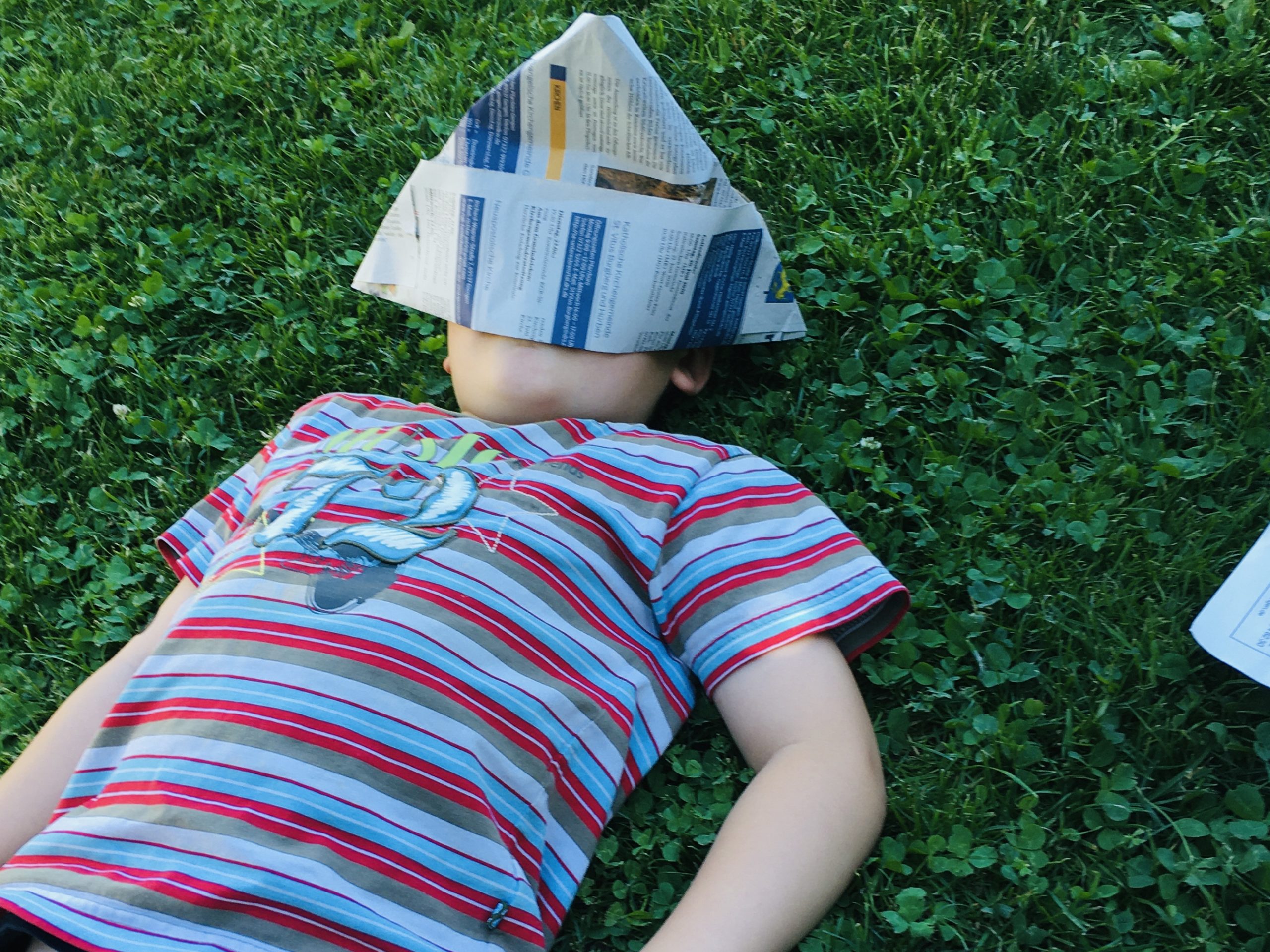 Bild zum Schritt 7 für das Bastel- und DIY-Abenteuer für Kinder: 'Wir falten einen Papierhut aus der Zeitung, zum...'