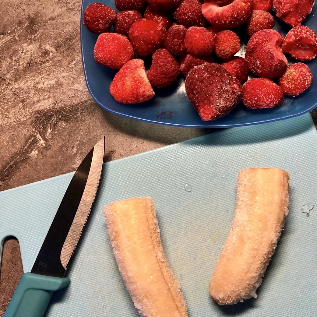 Bild zum Schritt 1 für das Bastel- und DIY-Abenteuer für Kinder: 'Erdbeeren waschen und säubern und einfrieren oder TK-Erdbeeren verwenden. Die...'