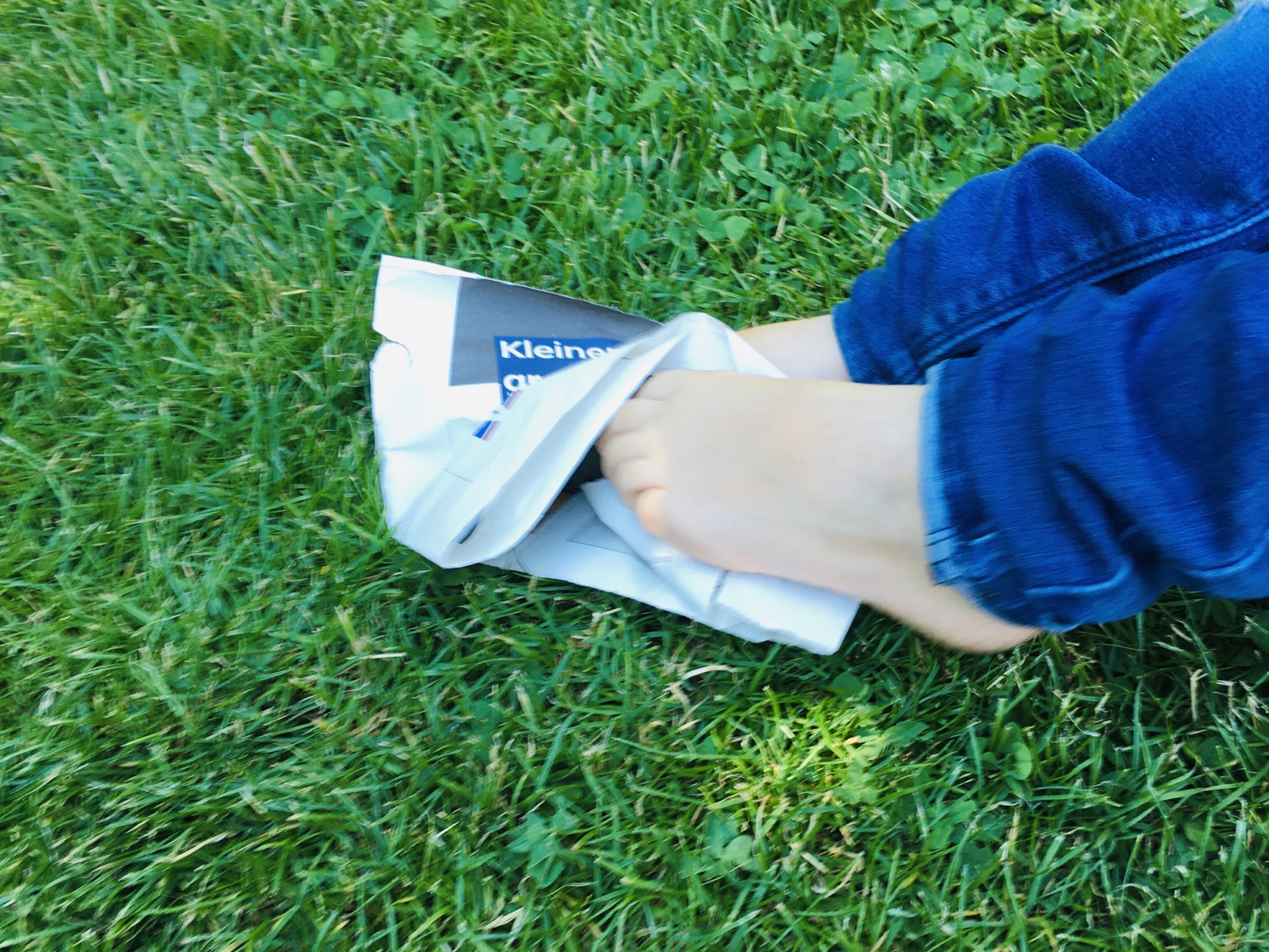 Bild zum Schritt 5 für das Bastel- und DIY-Abenteuer für Kinder: 'Könnt ihr mit den Füßen die Zeitung zerreißen oder falten?...'