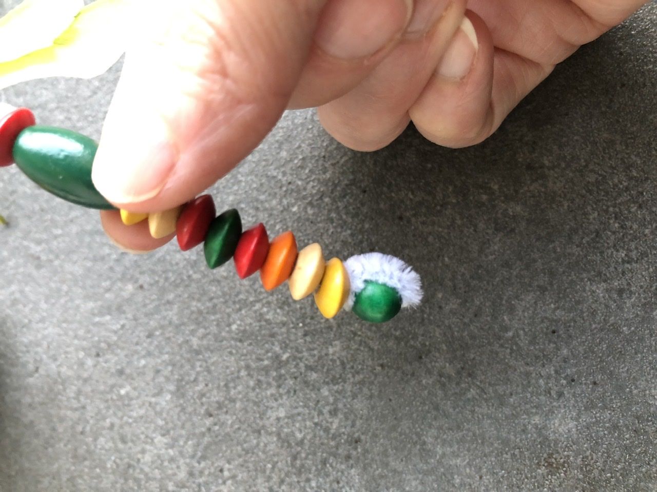 2. Bild zum Schritt 13 für das Bastel- und DIY-Abenteuer für Kinder: 'Die letzte Perle mit etwas Abstand auffädeln um den Draht...'