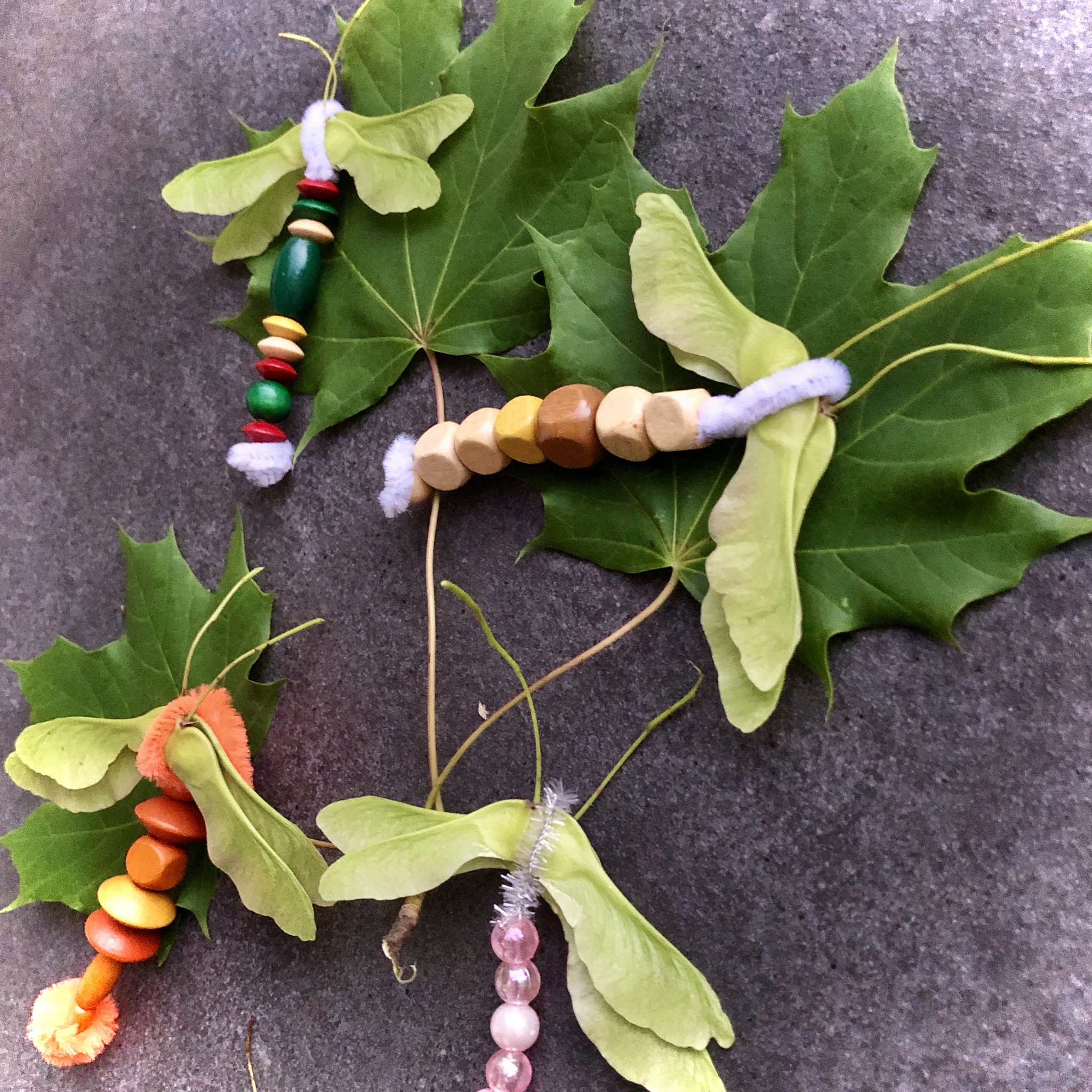 2. Bild zum Schritt 18 für das Bastel- und DIY-Abenteuer für Kinder: 'Probiert verschiedene Perlen-Kombinationen aus. So wird jede Libelle für sich...'