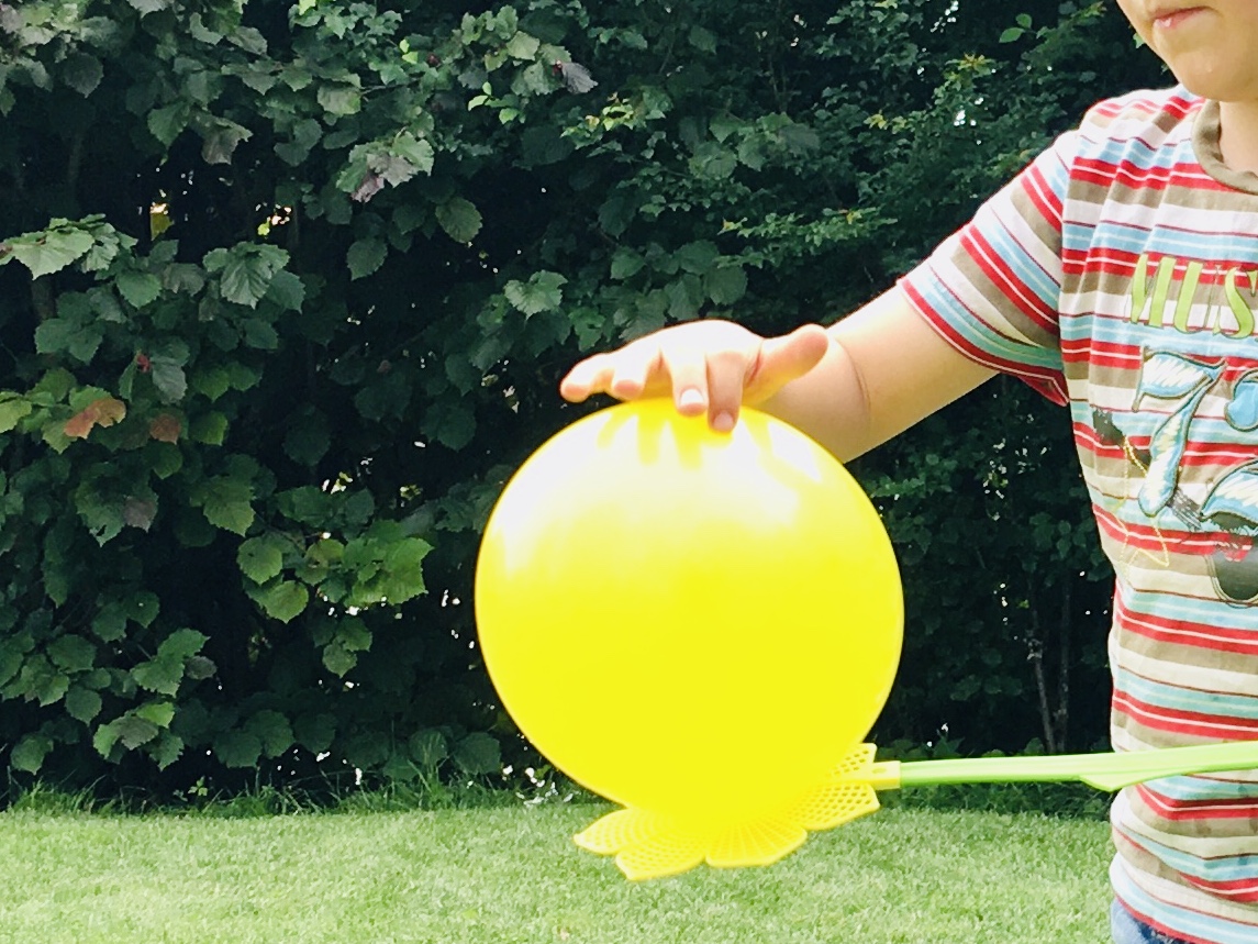 Bild zum Schritt 2 für das Bastel- und DIY-Abenteuer für Kinder: 'Ihr könnt euch den Luftballon auch zuspielen. Versucht möglichst lange...'