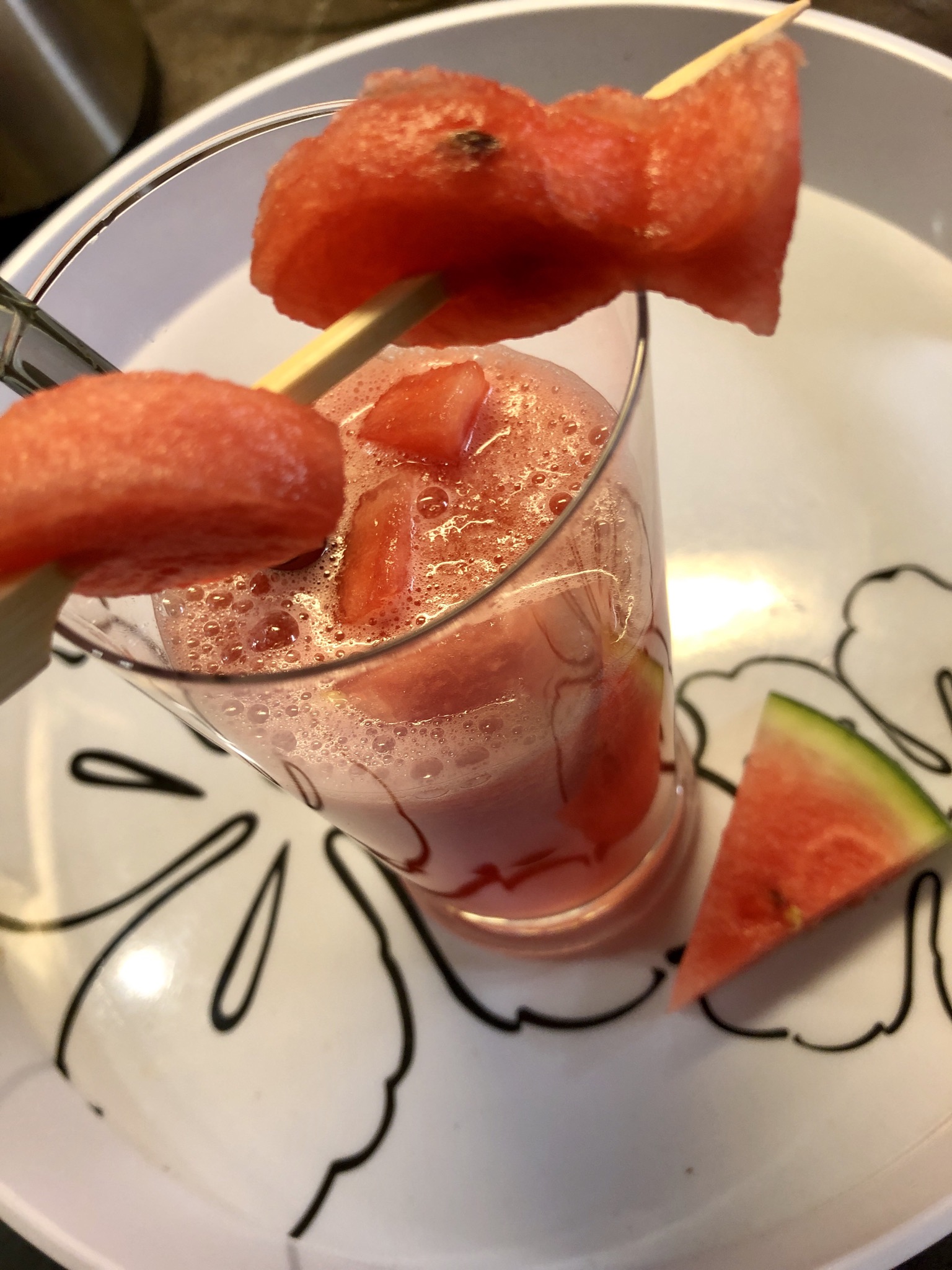 Bild zum Schritt 11 für das Bastel- und DIY-Abenteuer für Kinder: 'Die gefrorenen Melonen-Eiswürfel“ ins Getränk geben und servieren!'