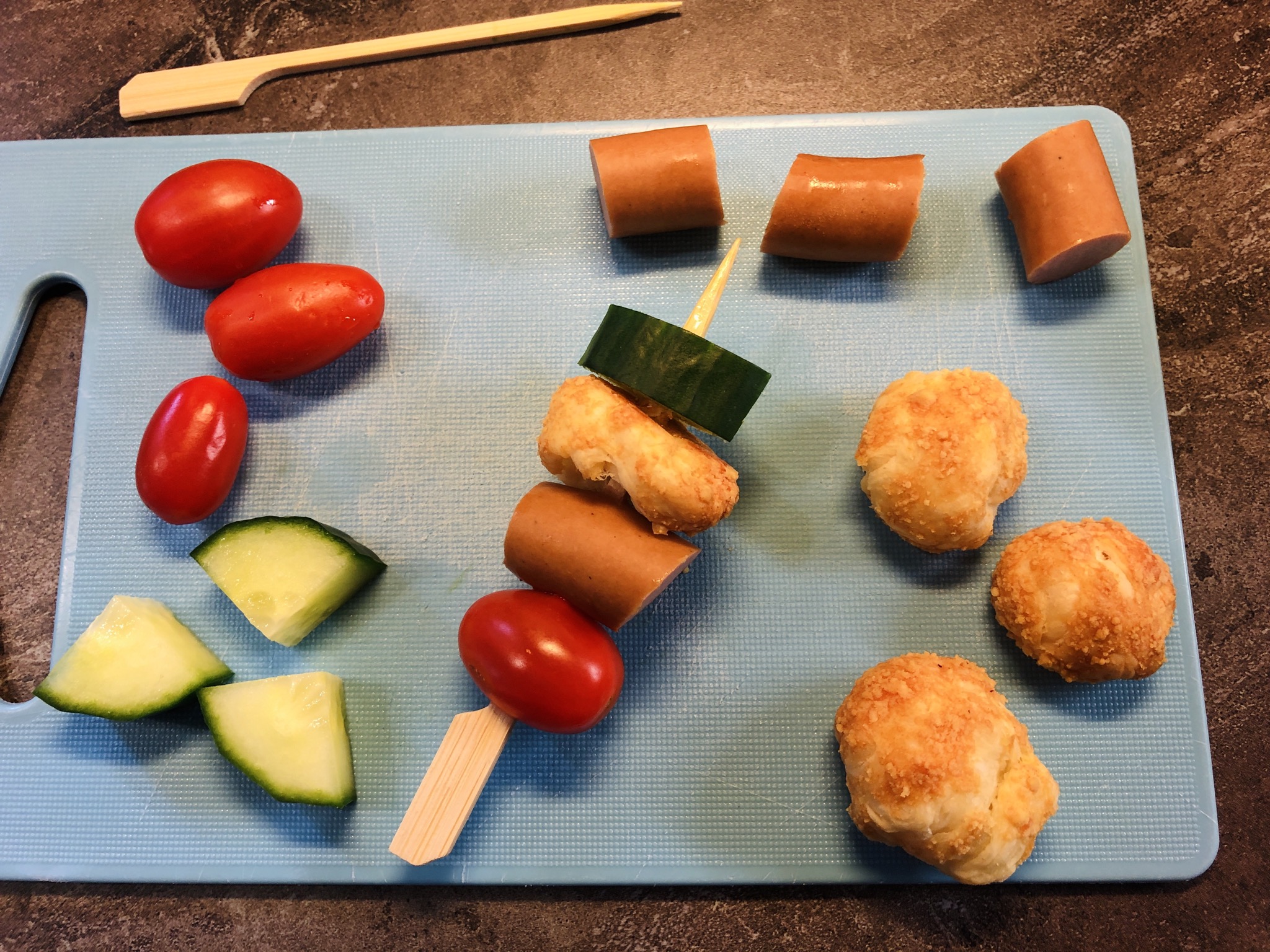 Bild zum Schritt 3 für das Bastel- und DIY-Abenteuer für Kinder: 'Jetzt abwechselnd eine Tomate, ein Stück Wurst, ein Parmesan-Bällchen und...'