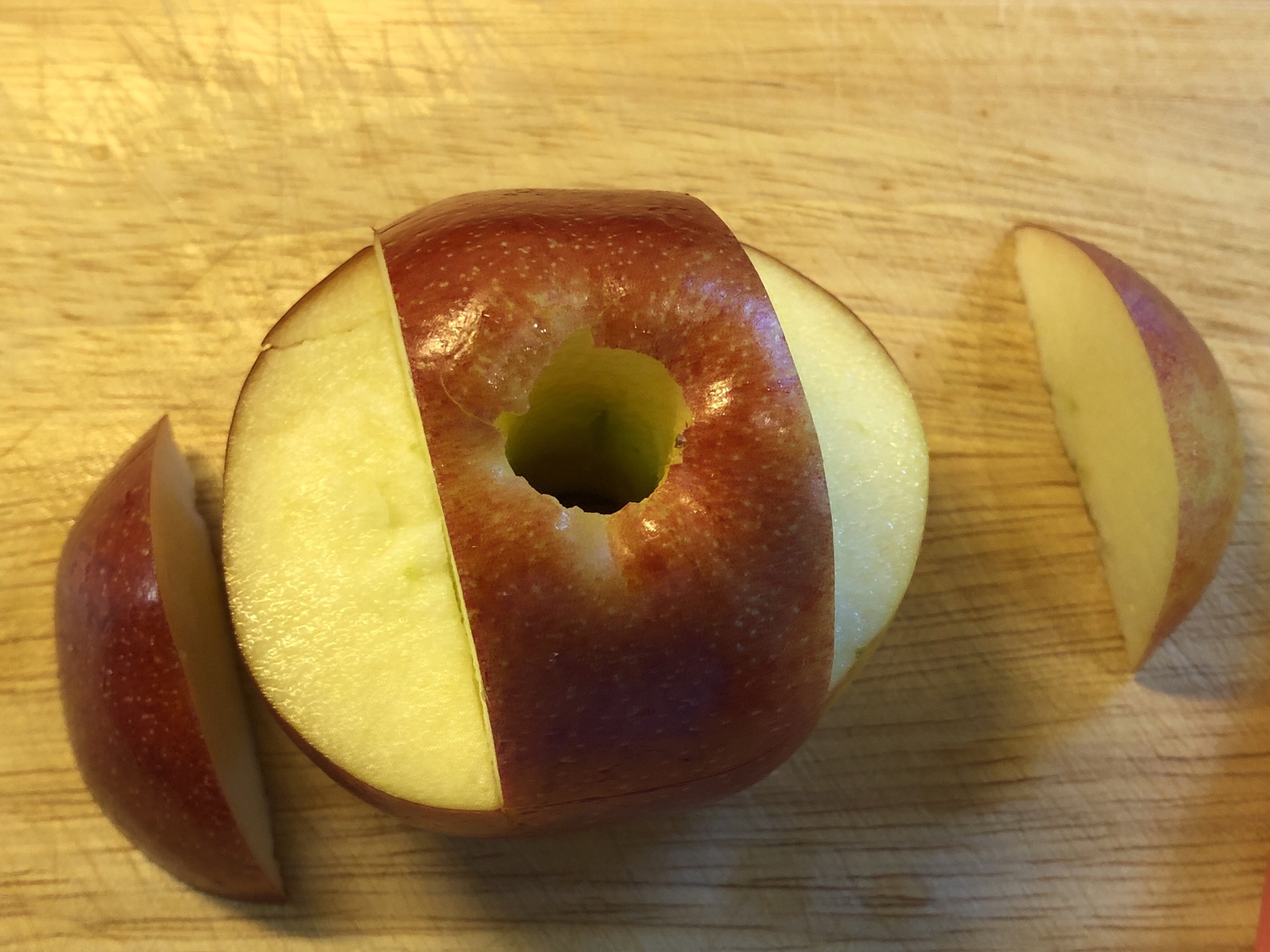Bild zum Schritt 6 für das Bastel- und DIY-Abenteuer für Kinder: 'So sieht der Apfel dann aus! Die beiden seitlichen Apfelstücke...'