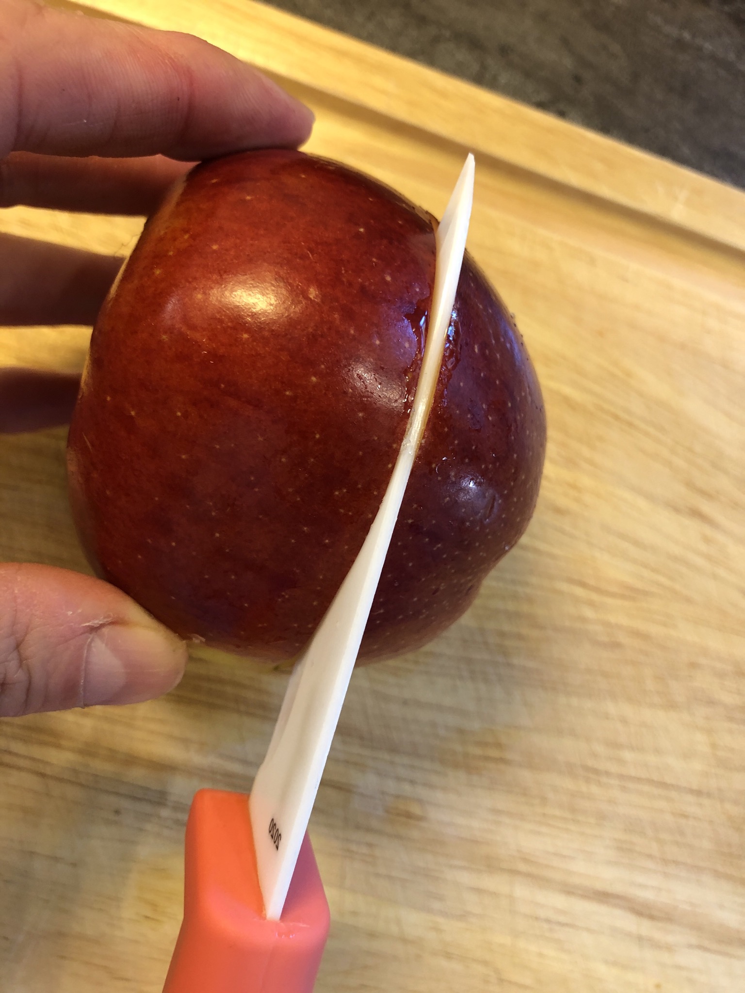 Bild zum Schritt 4 für das Bastel- und DIY-Abenteuer für Kinder: 'Apfel rundherum mittig einschneiden. NICHT durchschneiden!!!!'