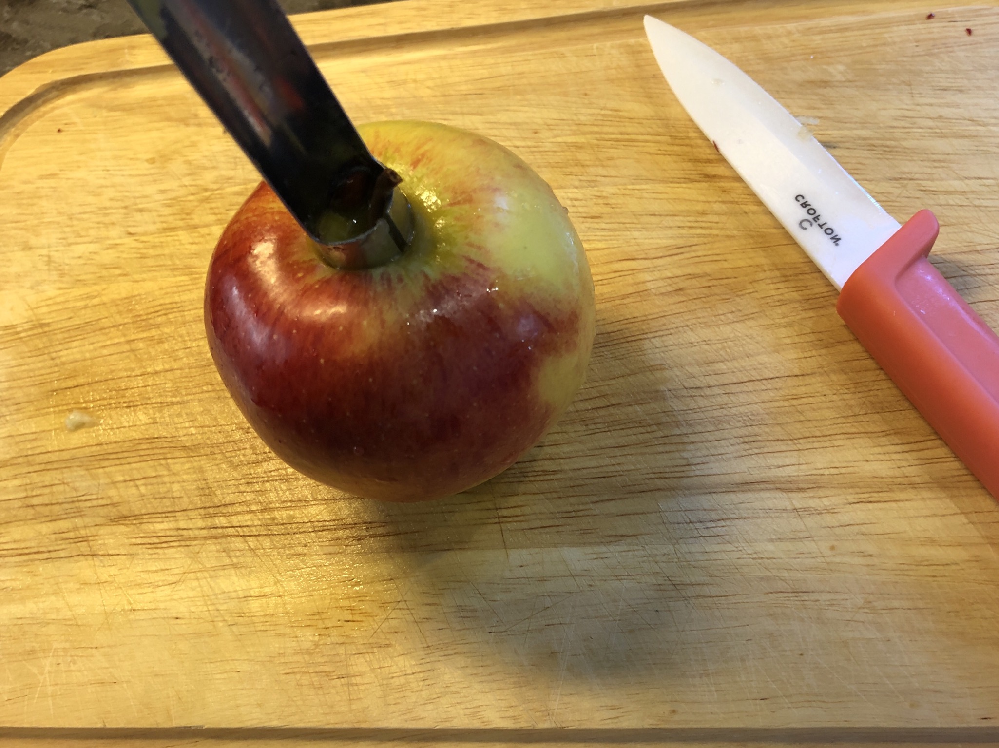 Bild zum Schritt 1 für die Kinder-Beschäftigung: 'Als erstes wird der Apfel entkernt. Dazu mit dem Apfel-Entkerner...'