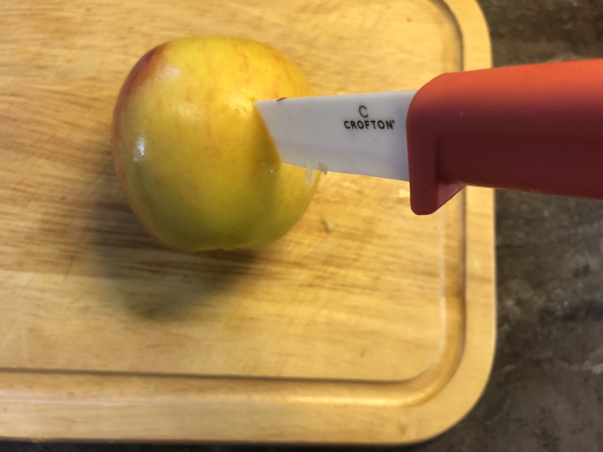 Bild zum Schritt 3 für das Bastel- und DIY-Abenteuer für Kinder: 'Den Apfel so hinstellen, dass die ausgestochenen Löcher oben und...'