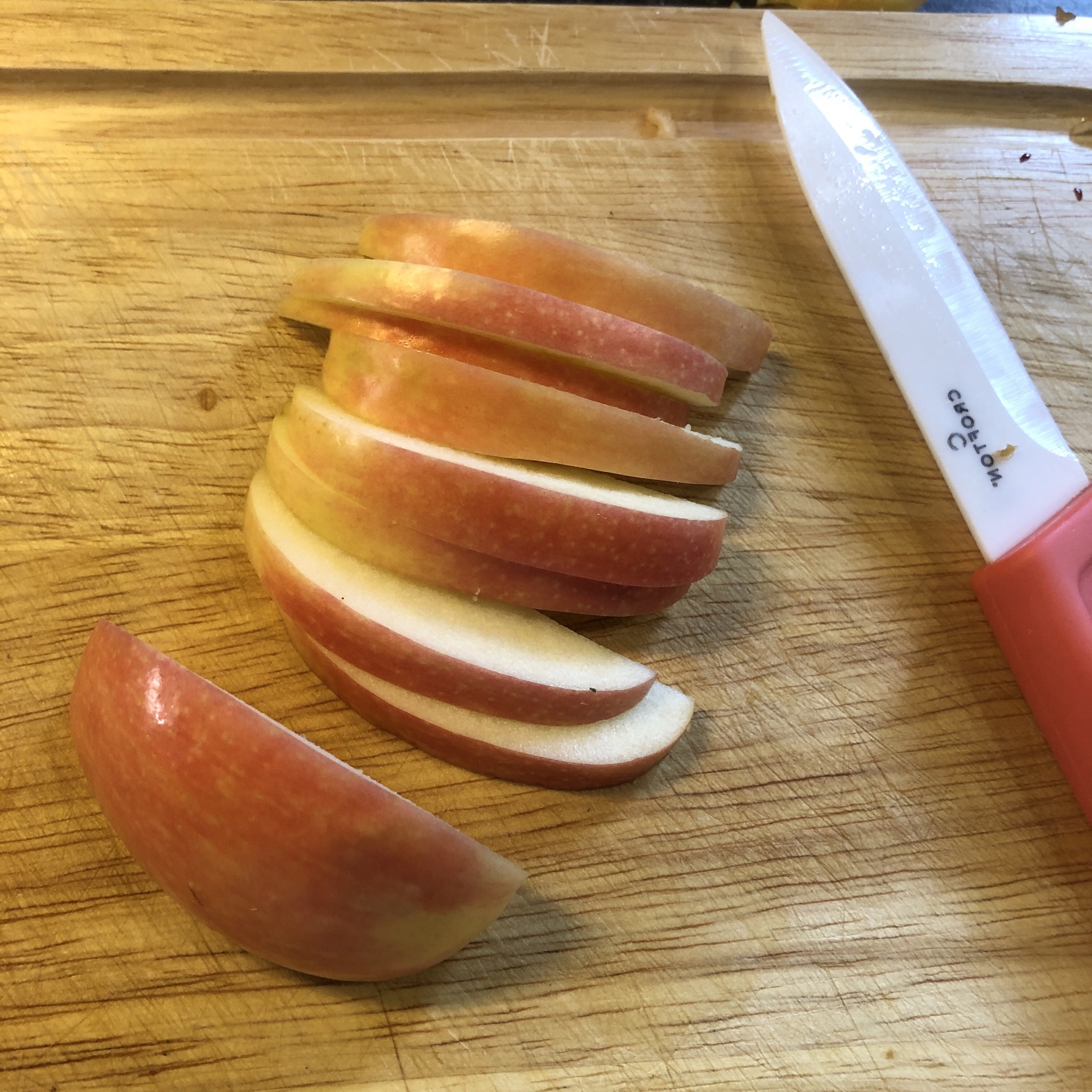 Bild zum Schritt 8 für das Bastel- und DIY-Abenteuer für Kinder: 'Die andere Apfelhälfte wird in dünne Scheiben geschnitten. Diese verwenden...'