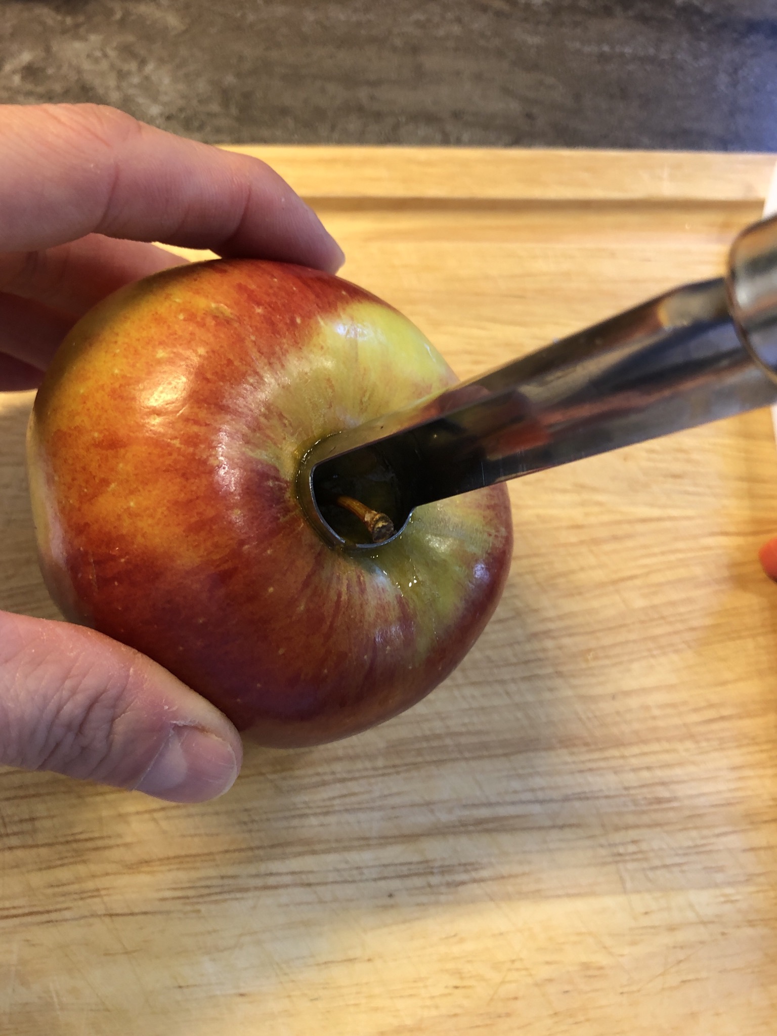 Bild zum Schritt 1 für das Bastel- und DIY-Abenteuer für Kinder: 'Apfel waschen.  Mit dem Apfel-Entkerner wird zunächst das Kernhaus...'