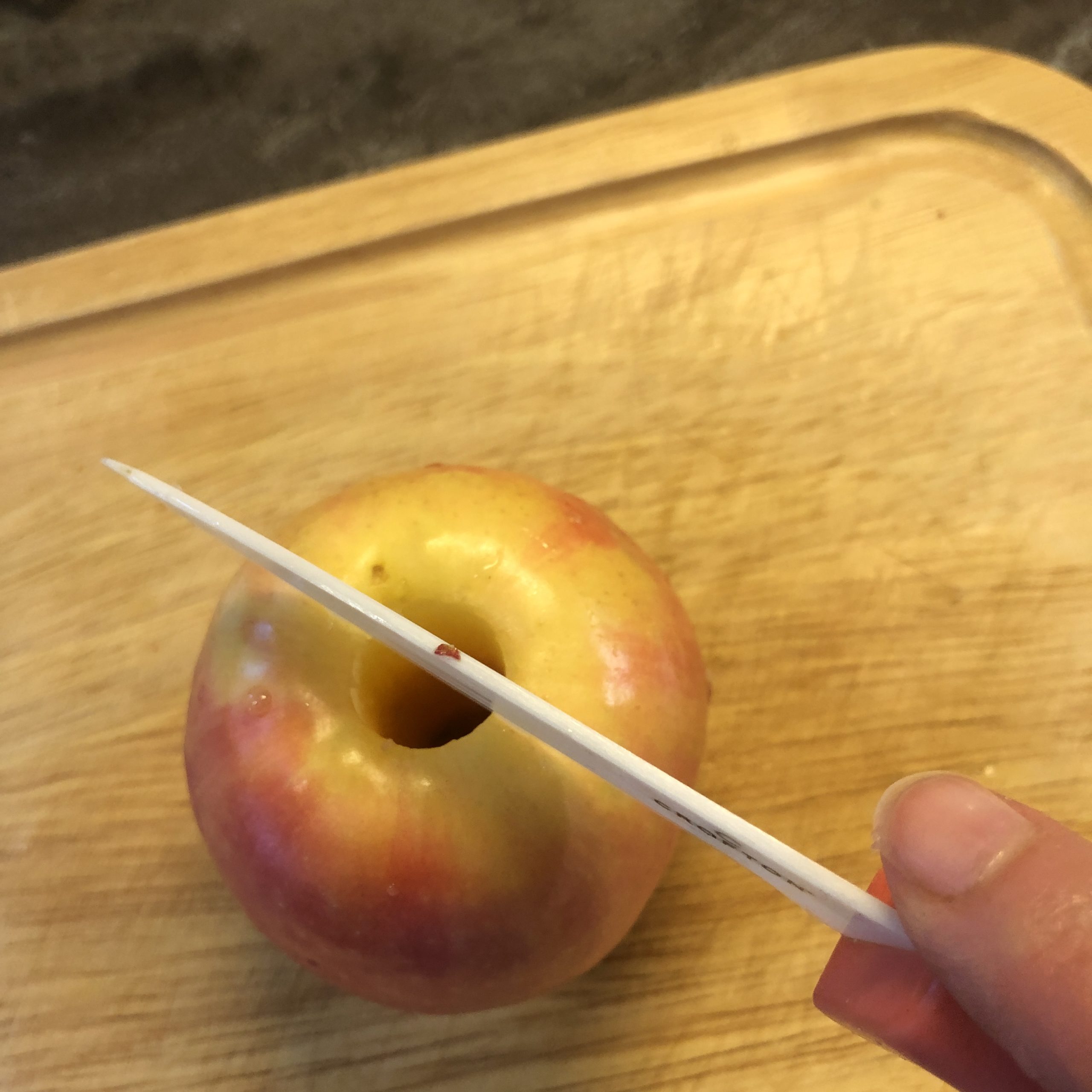 Bild zum Schritt 2 für das Bastel- und DIY-Abenteuer für Kinder: 'Apfel halbieren.'