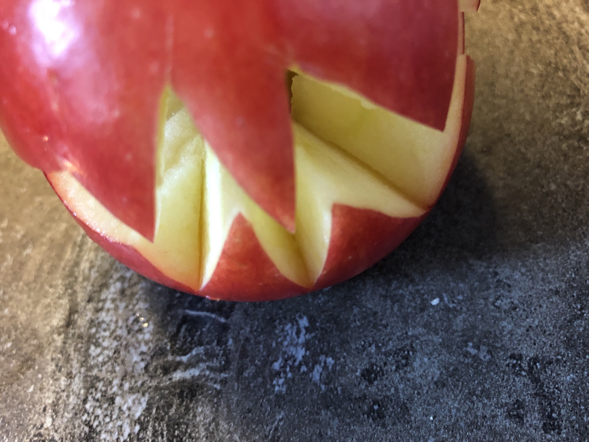 Bild zum Schritt 4 für die Kinder-Beschäftigung: 'Den geschnittenen Apfel vorsichtig auseinander drehen.'