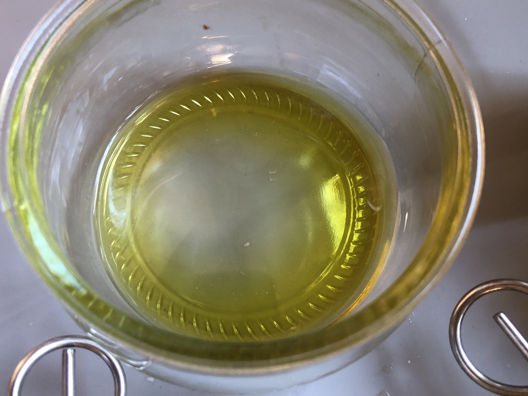 Bild zum Schritt 9 für die Kinder-Beschäftigung: 'Zwei Esslöffel Olivenöl in eine Schale geben .'