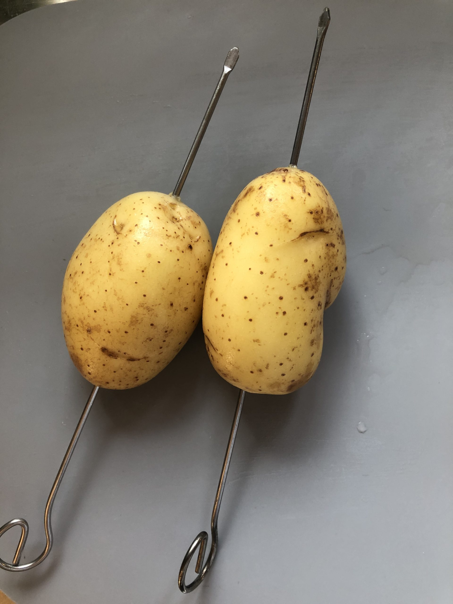 Bild zum Schritt 2 für das Bastel- und DIY-Abenteuer für Kinder: 'Durch jede Kartoffel der Länge nach einen Spieß stecken.'