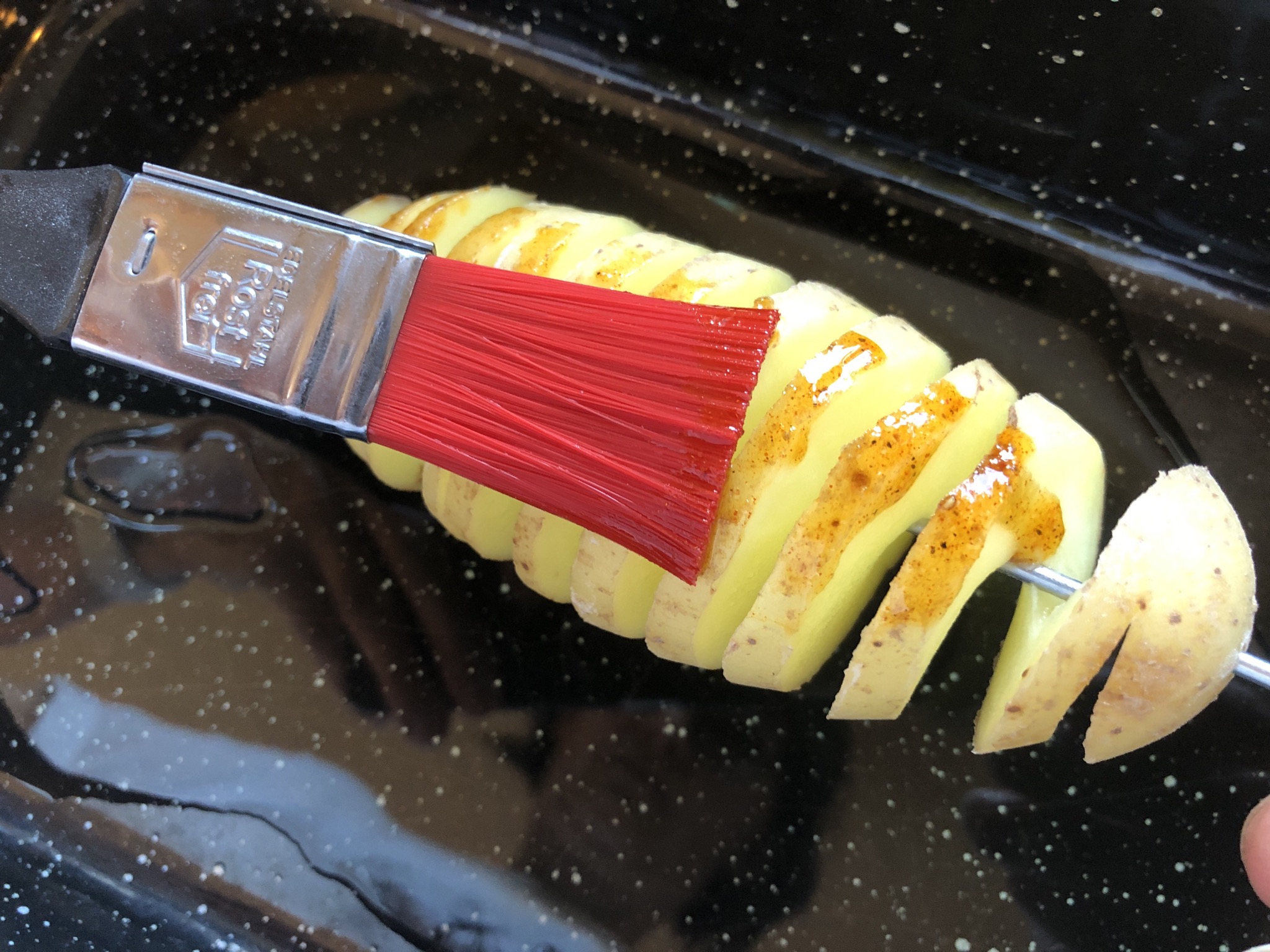 Bild zum Schritt 11 für die Kinder-Beschäftigung: 'Diese Marinade mit einem Pinsel auf die Kartoffeln aufgetragen. Die...'