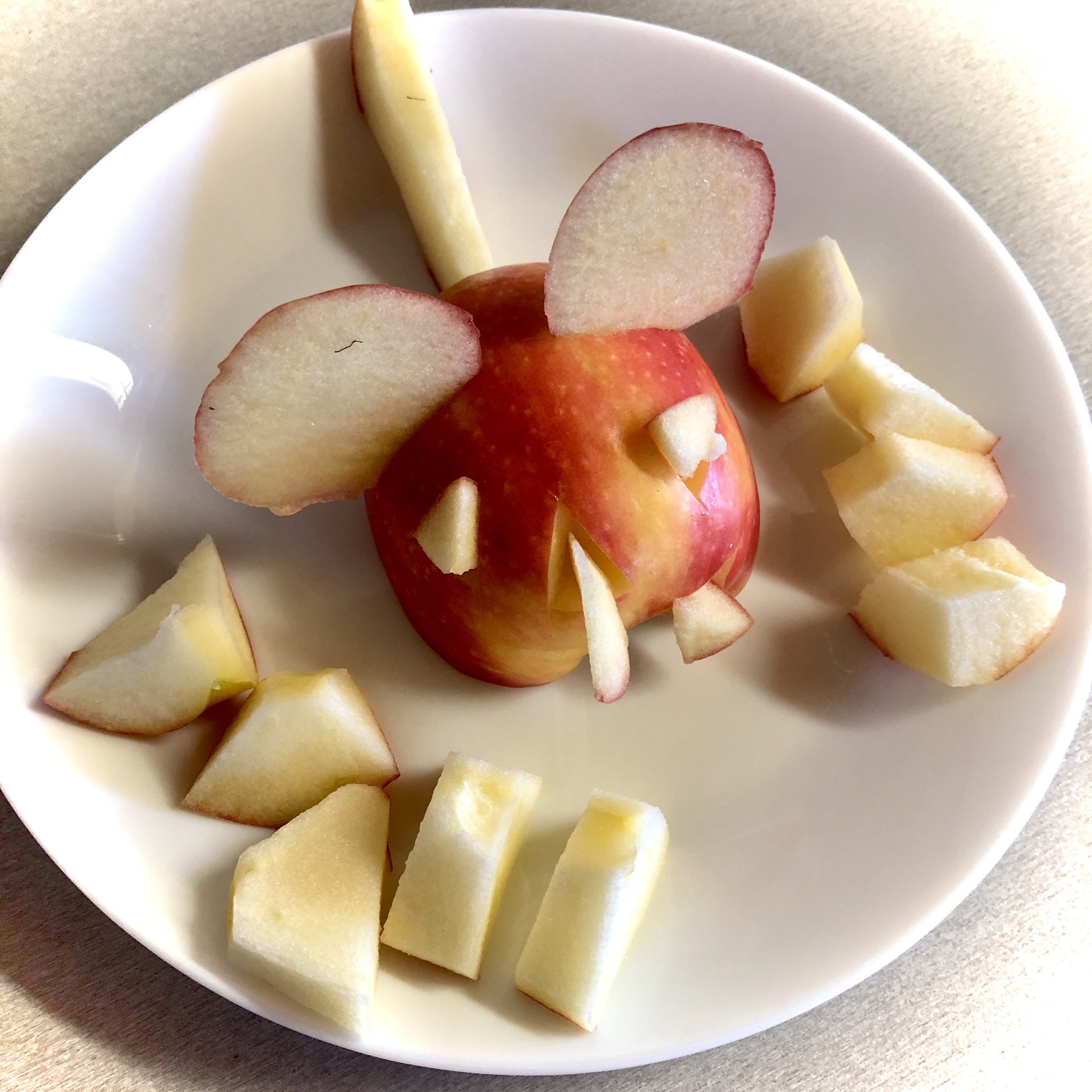 Bild zum Schritt 16 für das Bastel- und DIY-Abenteuer für Kinder: 'Aus den restlichen Apfelteilen werden kleine Stücke geschnitten und um...'