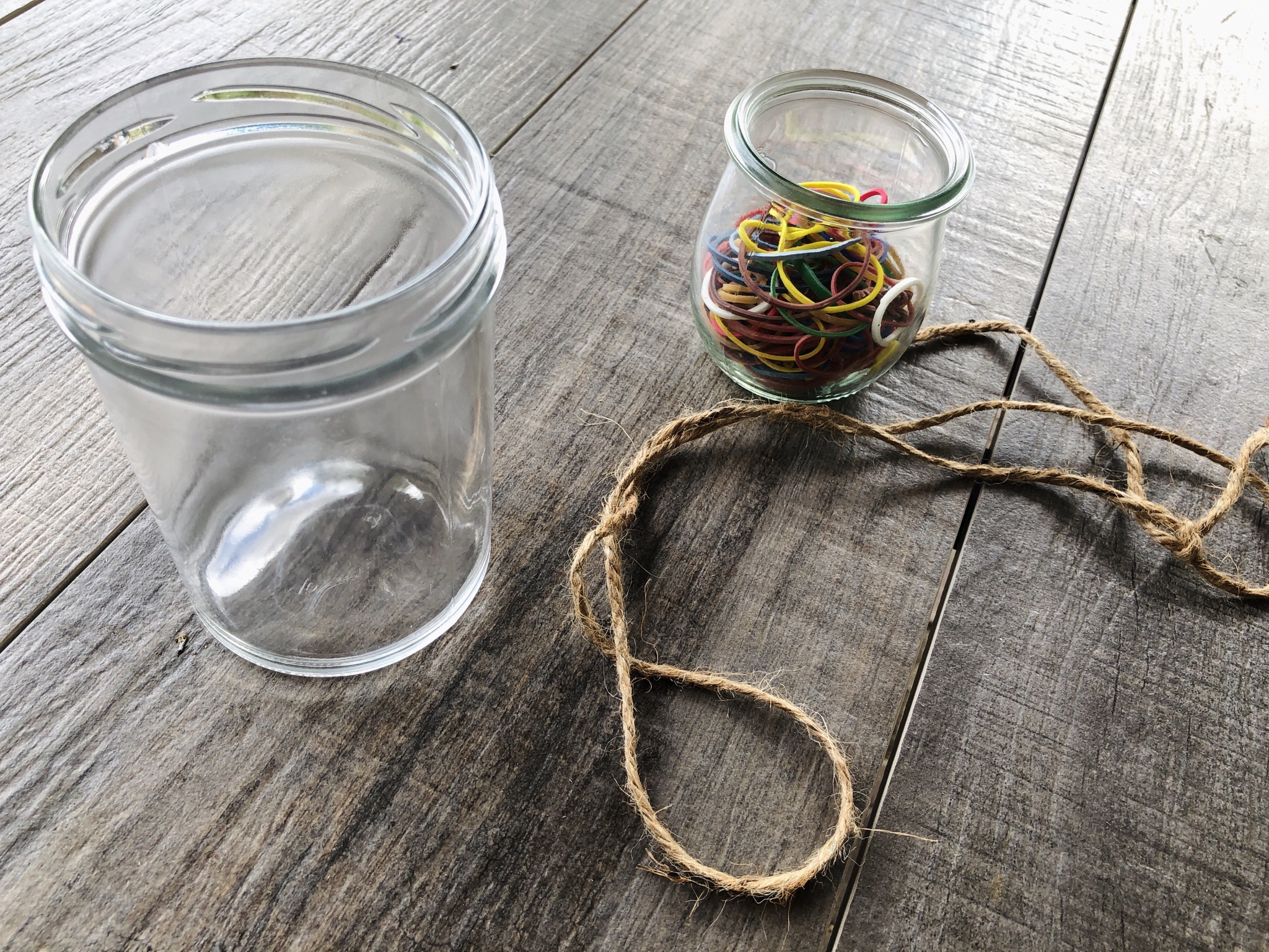 Bild zum Schritt 2 für das Bastel- und DIY-Abenteuer für Kinder: 'Glas, Haushaltsgummi und Schnur bereit legen.'