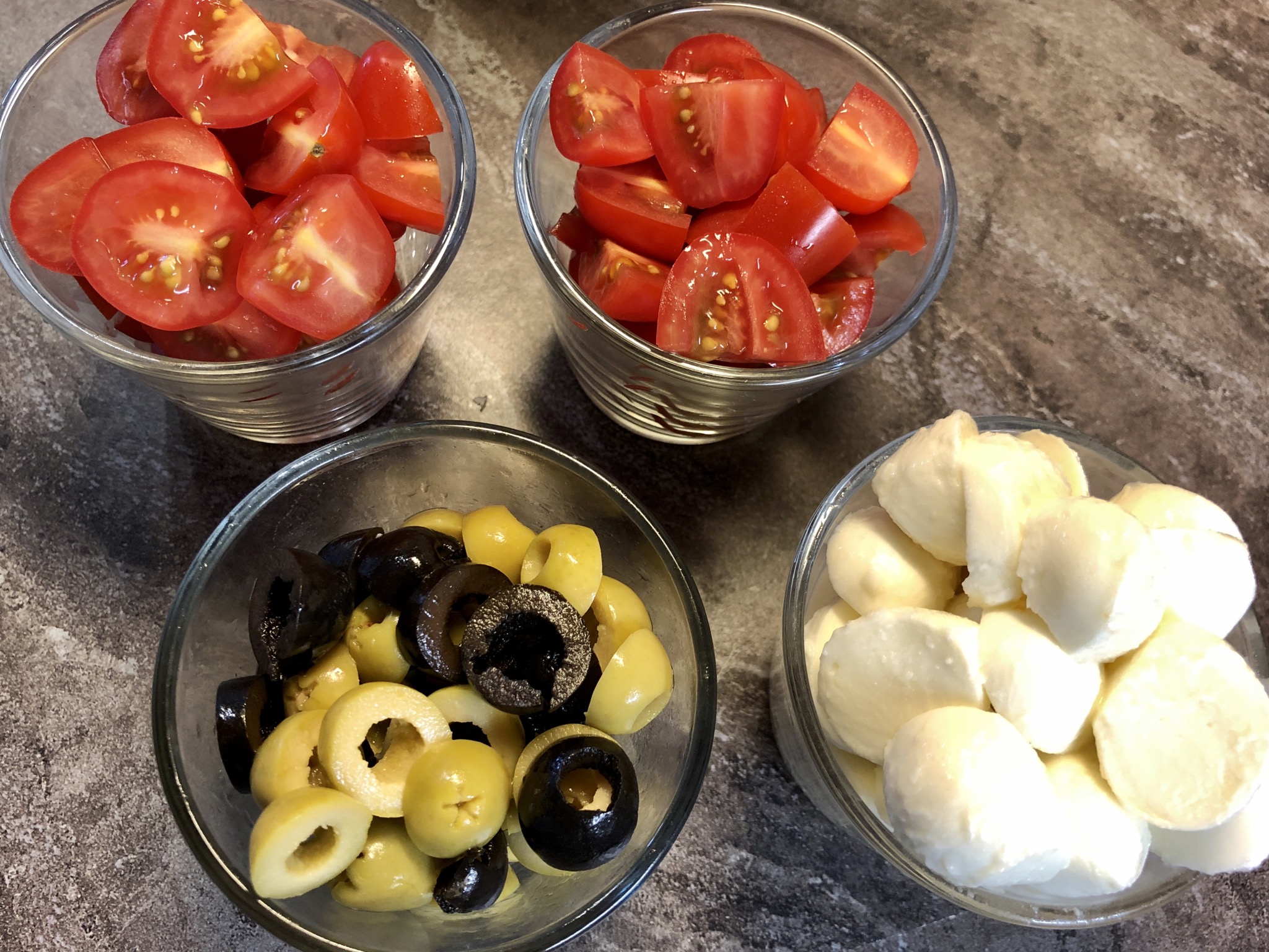 Bild zum Schritt 20 für das Bastel- und DIY-Abenteuer für Kinder: 'Tomaten vierteln,   Mozarellakugeln halbieren und   Oliven...'