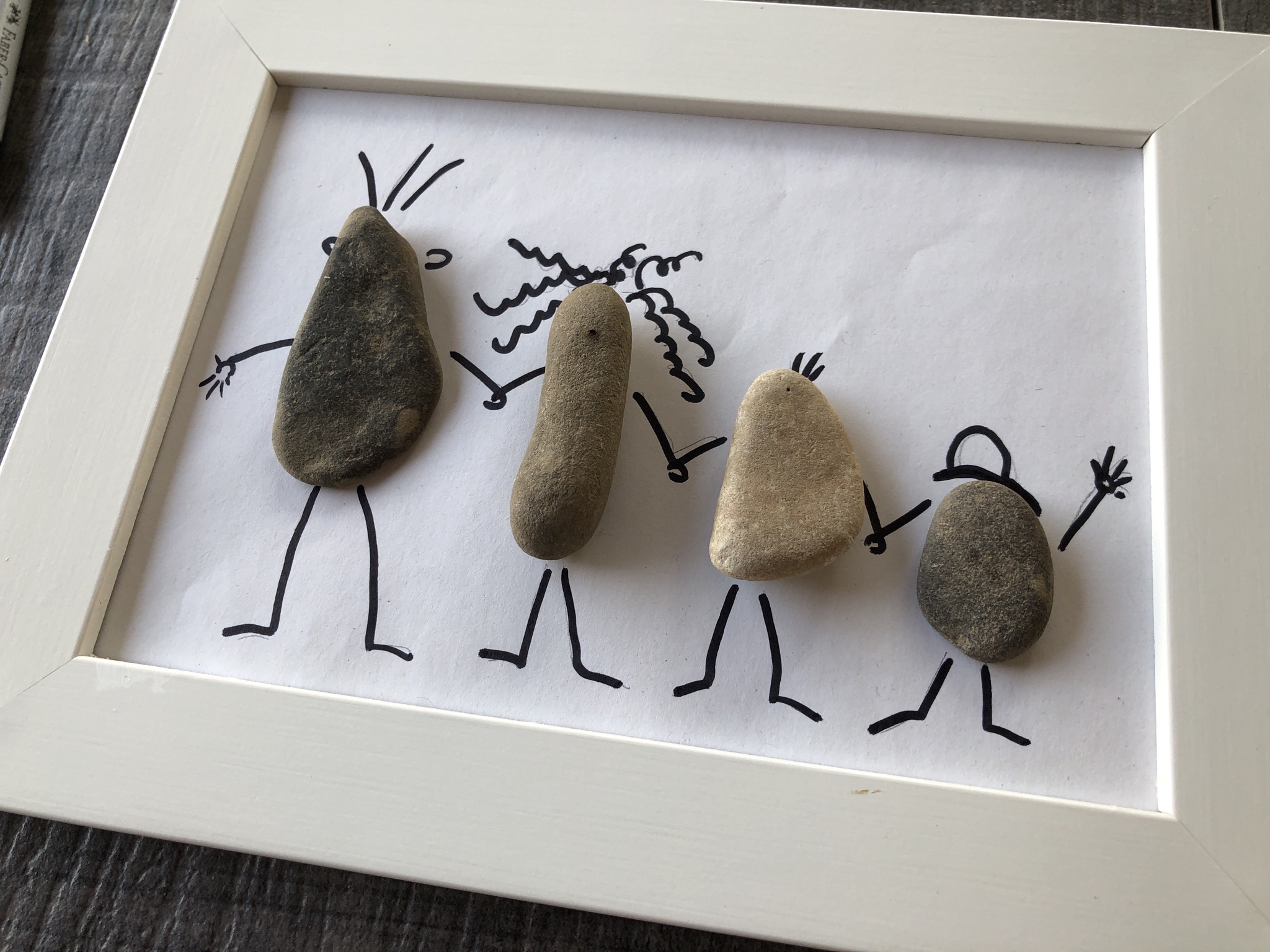 Bild zum Schritt 7 für das Bastel- und DIY-Abenteuer für Kinder: 'Dann legt die Steine auf die Scheibe und zwar an...'