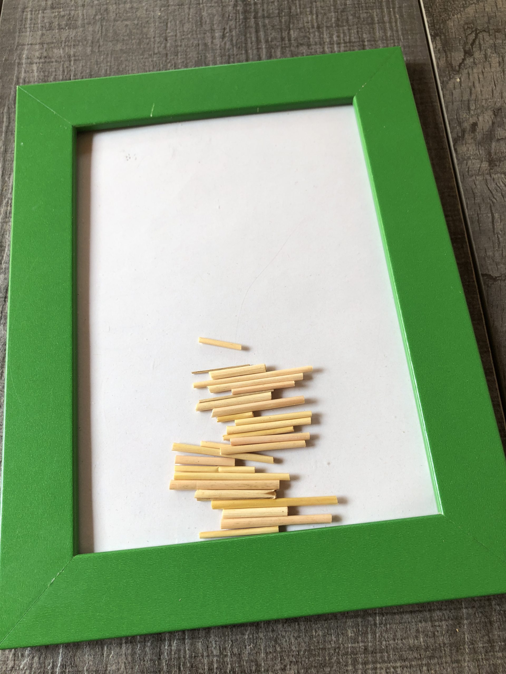 Bild zum Schritt 3 für das Bastel- und DIY-Abenteuer für Kinder: 'Sammelt die geschnittenen Strohhalmstücke am Besten auf dem Bilderrahmen.'
