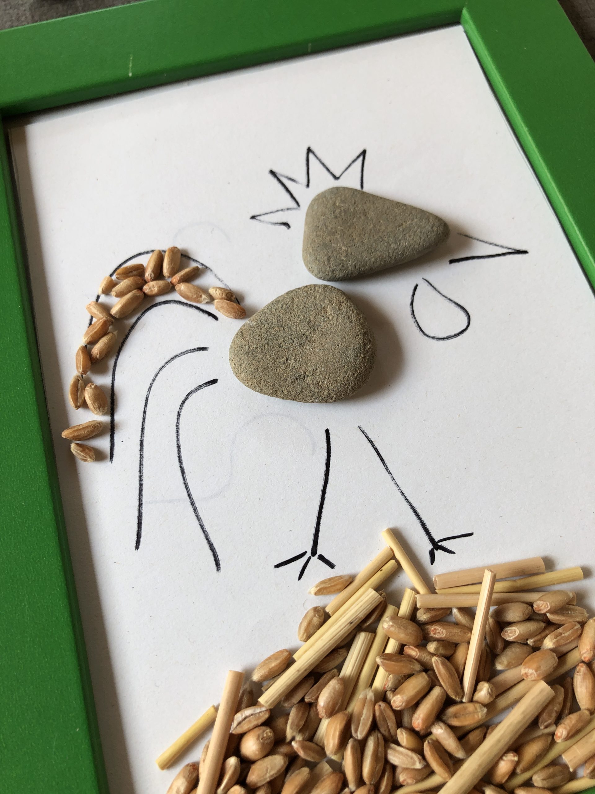 Bild zum Schritt 7 für das Bastel- und DIY-Abenteuer für Kinder: 'Bemalt Stück für Stück Schwanz, Kamm und Schnabel mit Holzleim...'