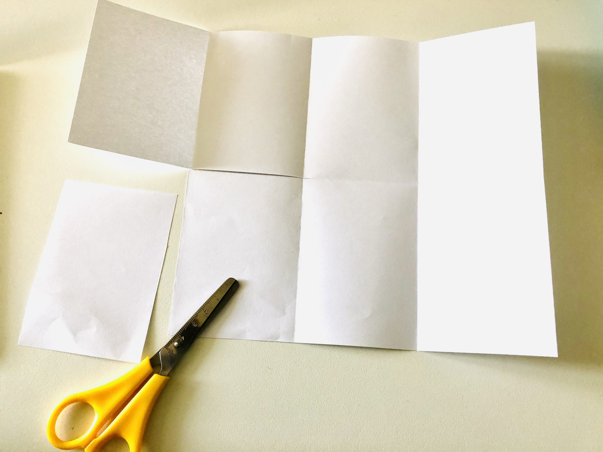 Bild zum Schritt 6 für das Bastel- und DIY-Abenteuer für Kinder: 'Anschließend schneidet ihr auf den Linien entlang das Papier. Ihr...'