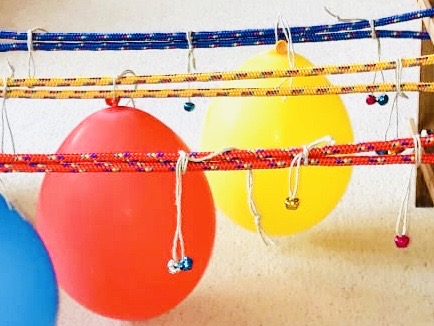 Bild zum Schritt 3 für das Bastel- und DIY-Abenteuer für Kinder: 'Steckt in jeden Luftballon ein Glöckchen und blast die Luftballons...'