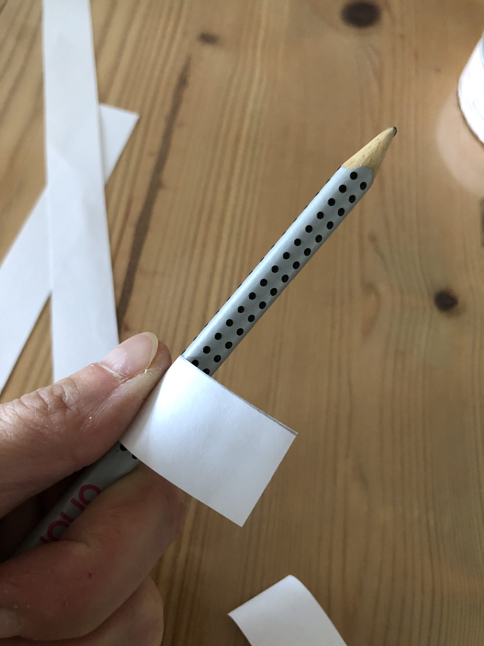 Bild zum Schritt 4 für die Kinder-Beschäftigung: 'Dass sich die Papierstreifen leichter zu Ringe kleben lassen, könnt...'