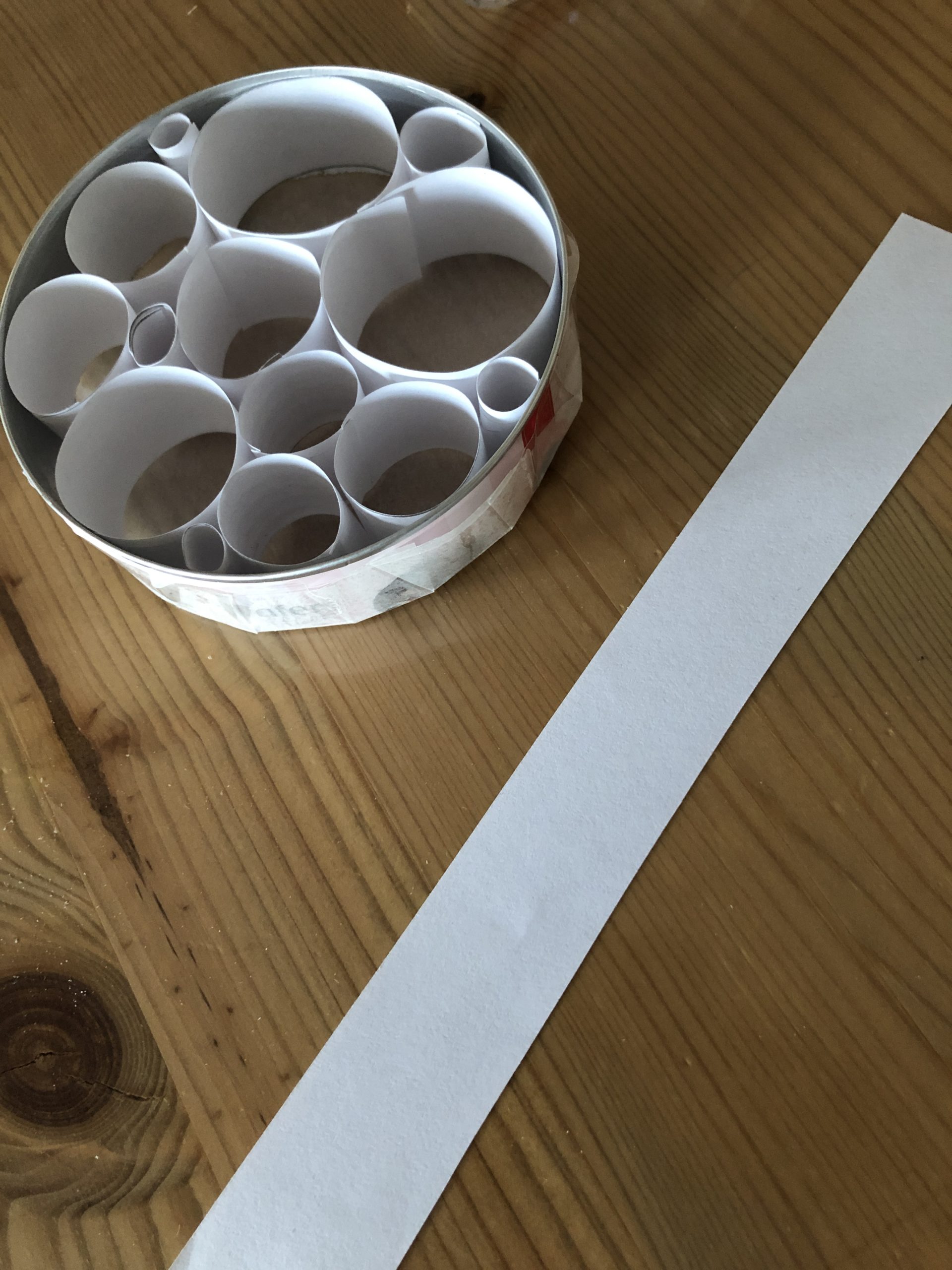 Bild zum Schritt 24 für das Bastel- und DIY-Abenteuer für Kinder: 'Aus weißem Papier einen Streifen in der Breite und Länge...'