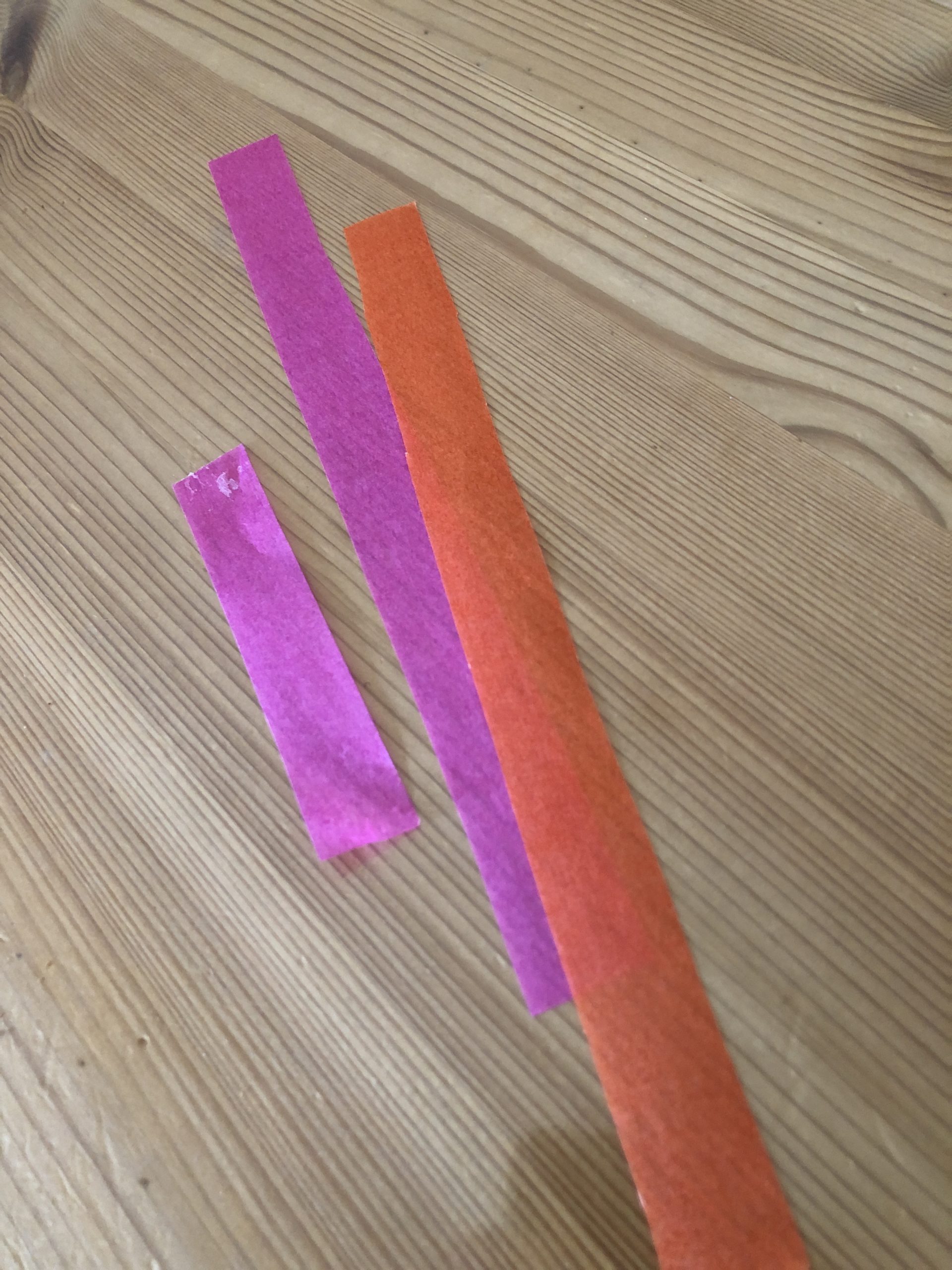 Bild zum Schritt 4 für das Bastel- und DIY-Abenteuer für Kinder: 'Schneidet aus Transparentpapier 2 cm breite Streifen ab, die unterschiedlich...'