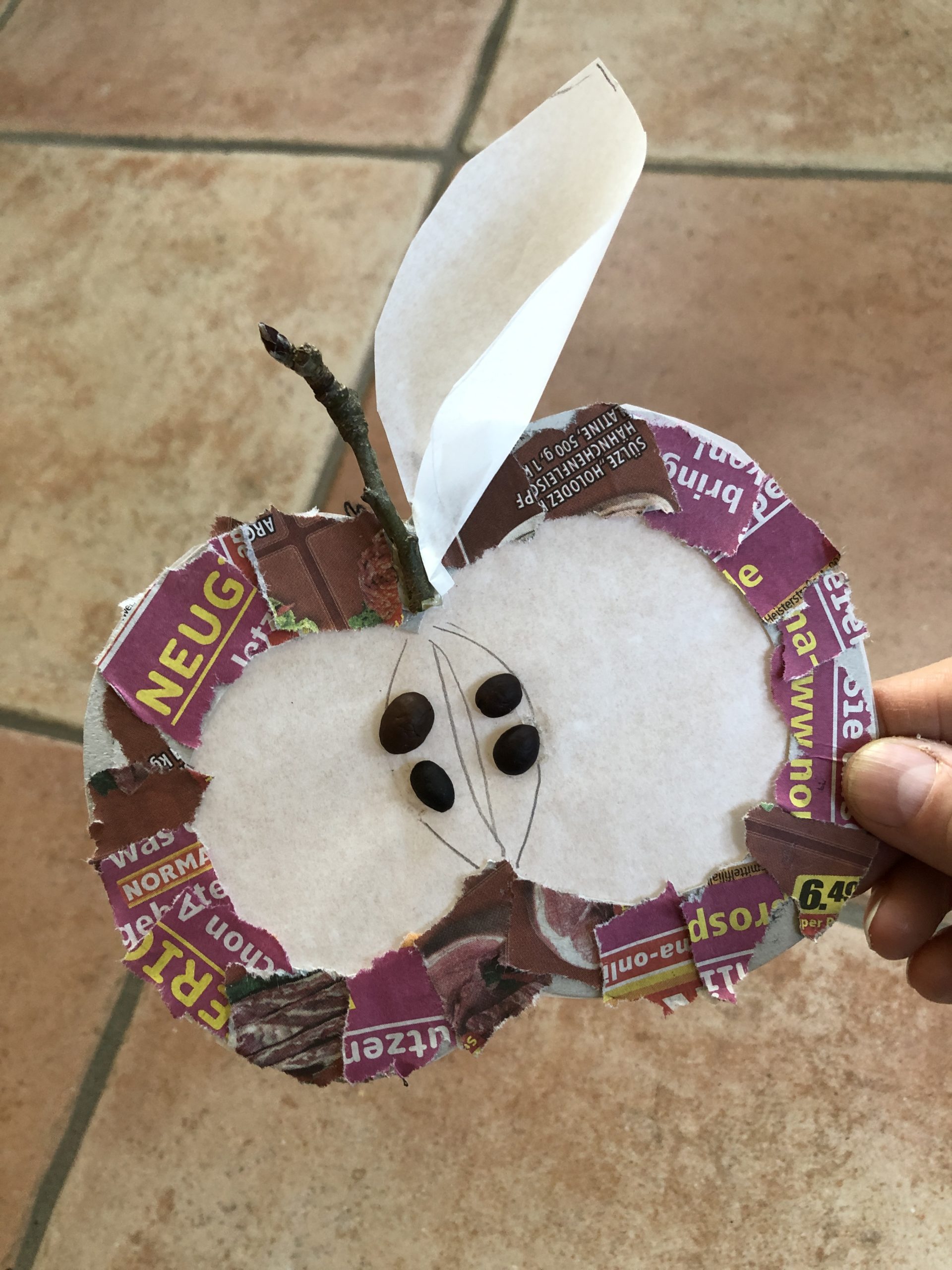 Bild zum Schritt 25 für das Bastel- und DIY-Abenteuer für Kinder: 'Anschließen befestigt ein Butterbrotpapier-Blatt neben dem Stiel!'