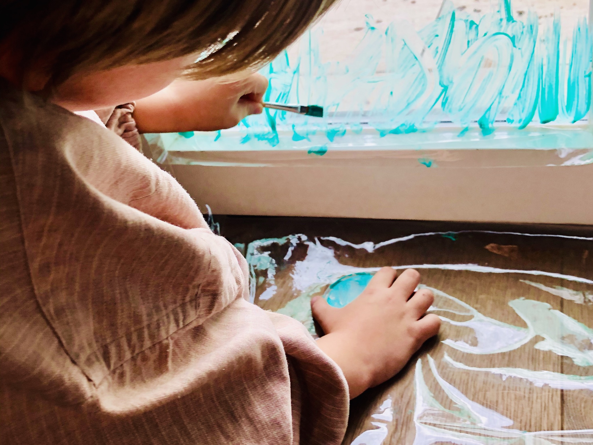 Bild zum Schritt 4 für das Bastel- und DIY-Abenteuer für Kinder: 'Taucht nun dem Pinsel in die grüne Fingerfarbe und malt...'