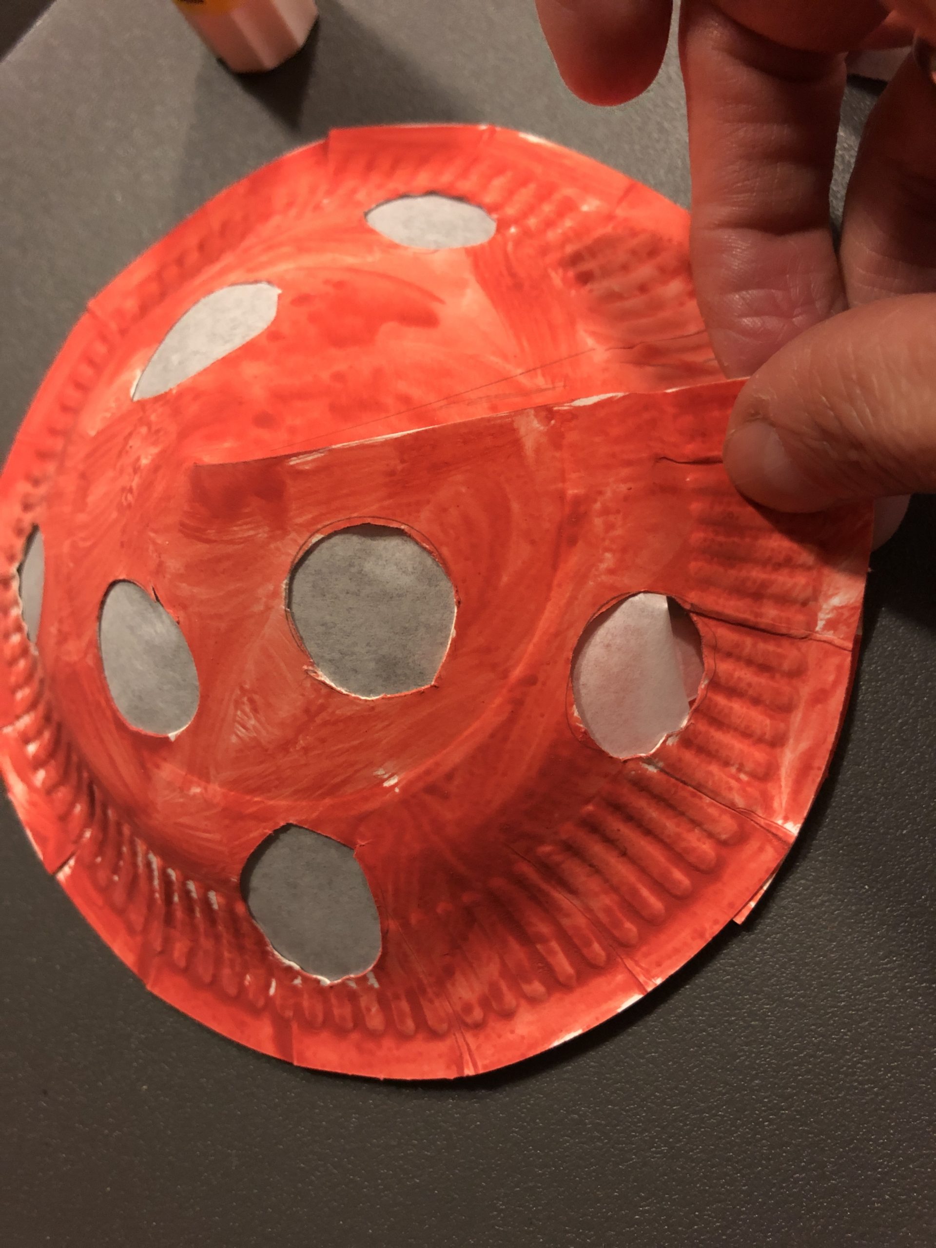 Bild zum Schritt 9 für das Bastel- und DIY-Abenteuer für Kinder: 'So entsteht ein plastischer Pilzhut.'