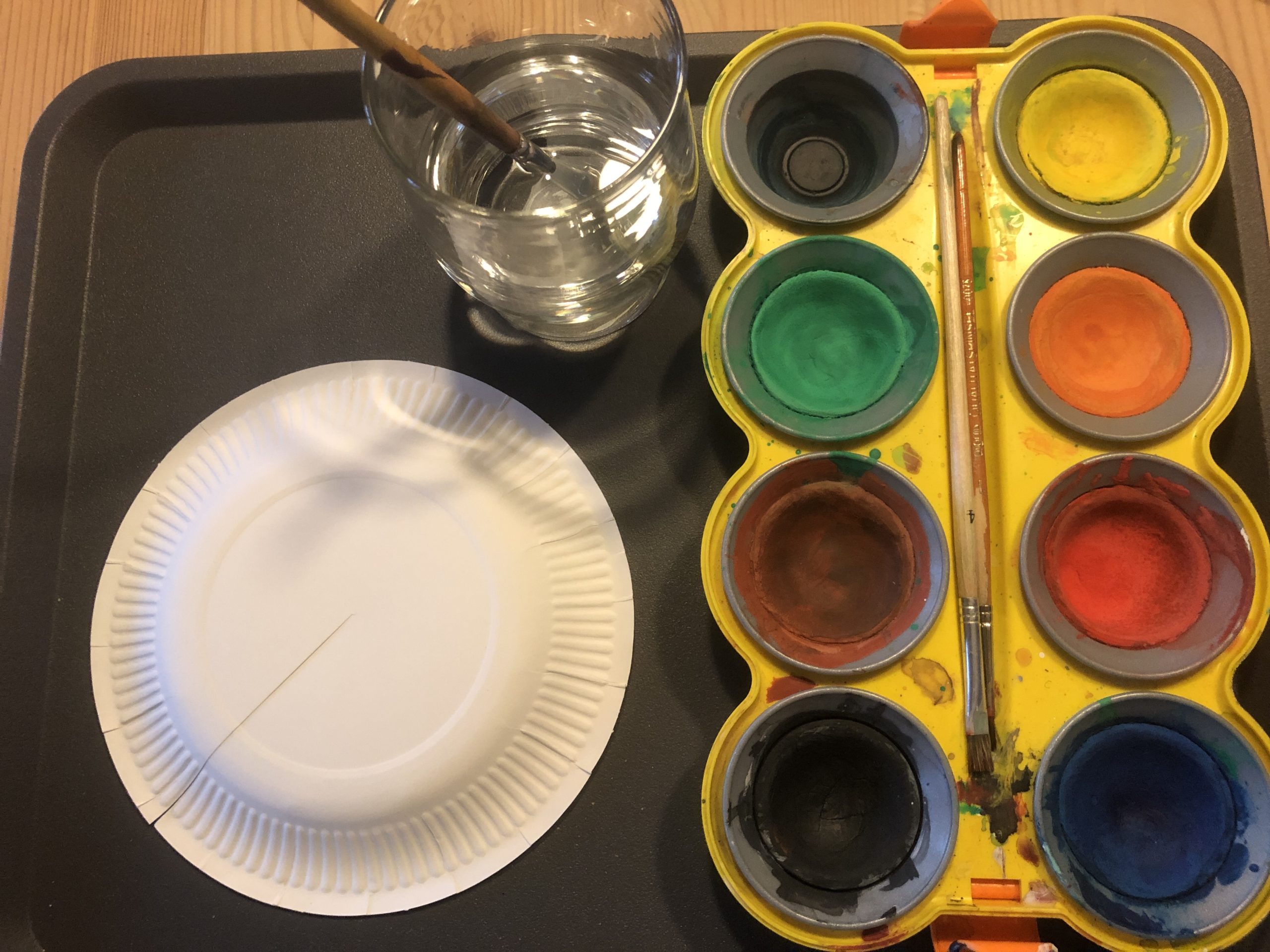 Bild zum Schritt 1 für das Bastel- und DIY-Abenteuer für Kinder: 'Stellt die Wasserfarben bereit, legt eine Malunterlage darunter und zieht...'