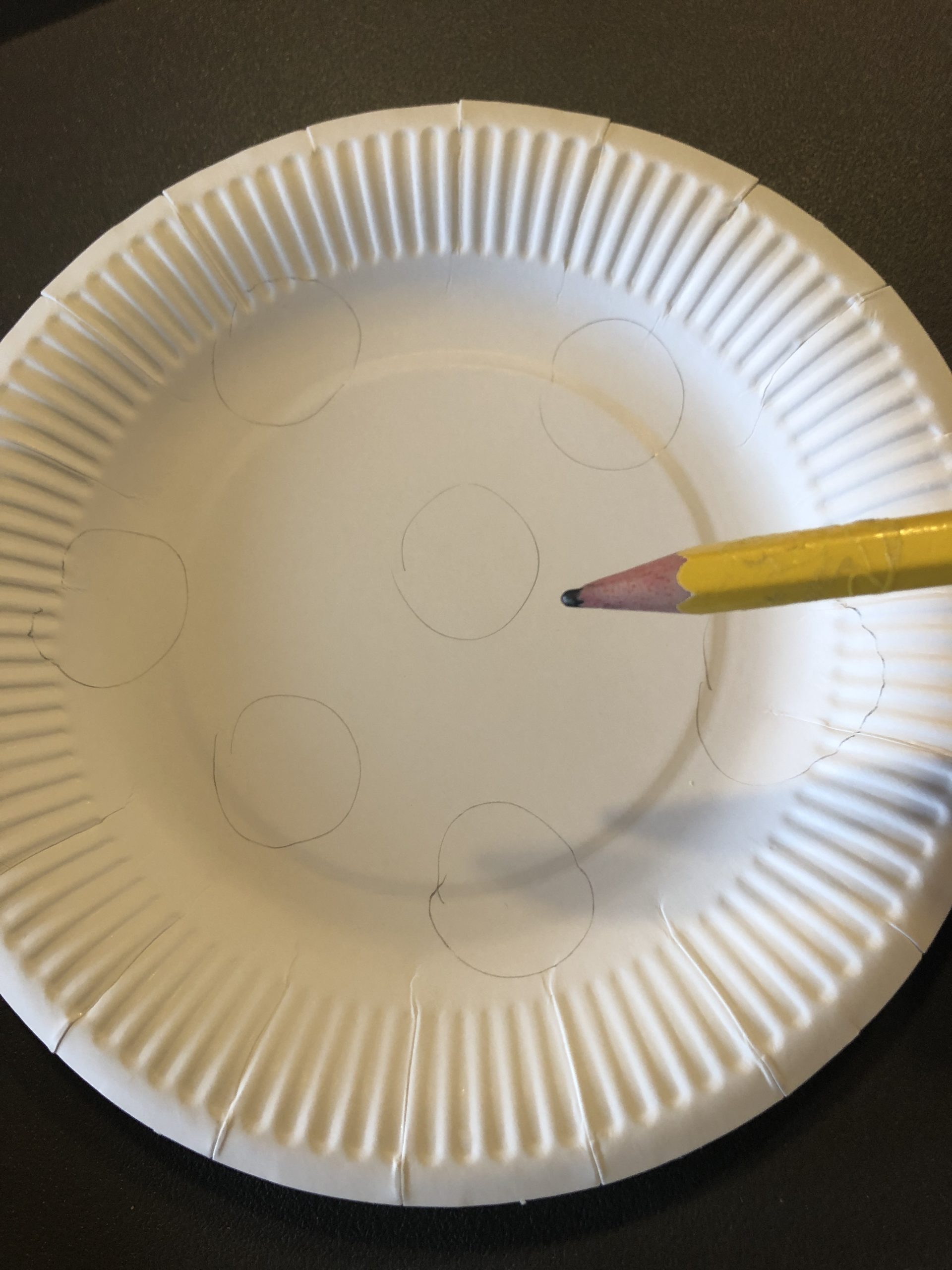 Bild zum Schritt 2 für die Kinder-Beschäftigung: 'Jetzt zeichnet auf den Pappteller kleine Kreise auf.'