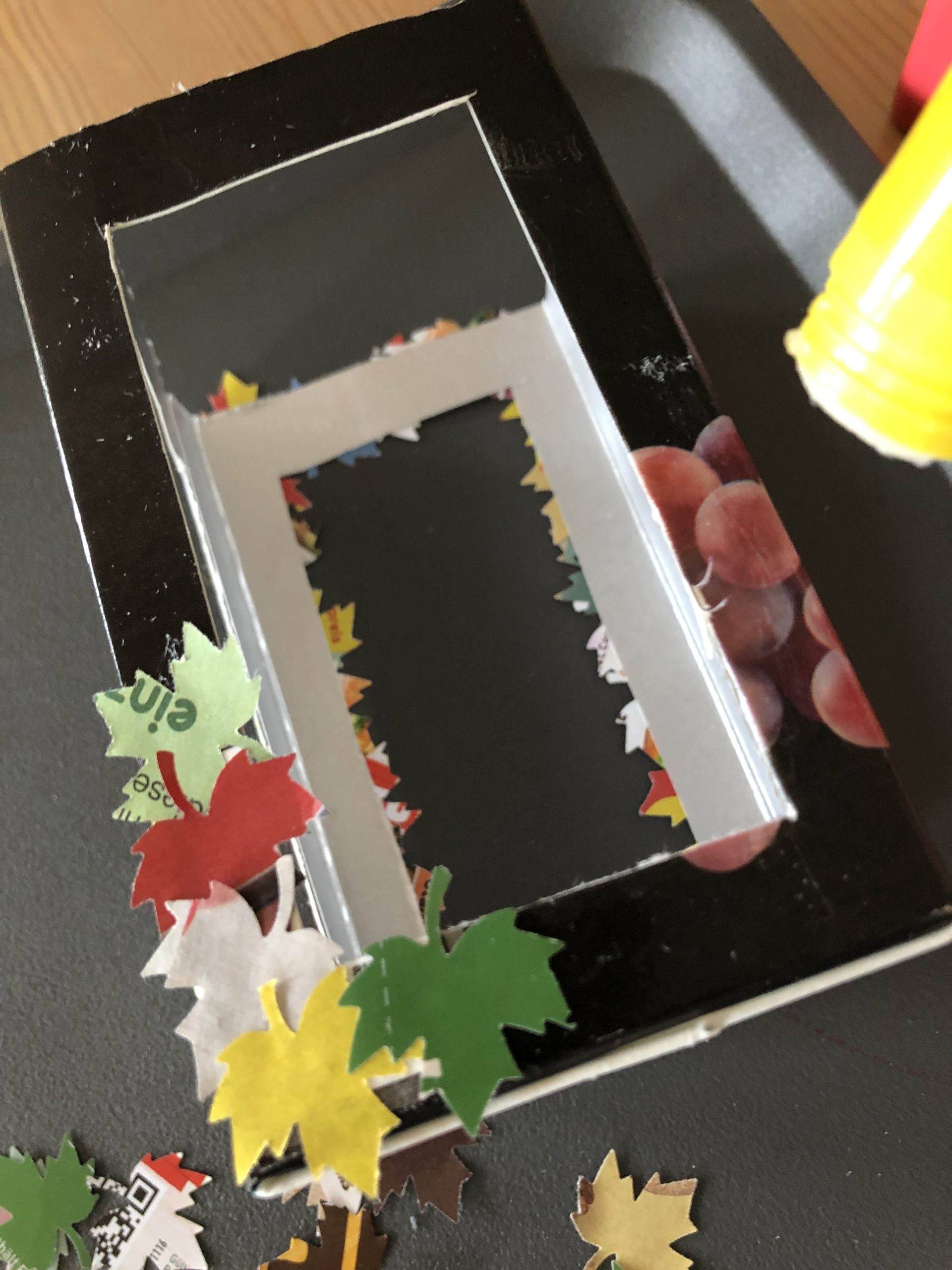 2. Bild zum Schritt 9 für das Bastel- und DIY-Abenteuer für Kinder: 'Dabei könnt ihr den Rahmen komplett mit Blättern bekleben. ...'