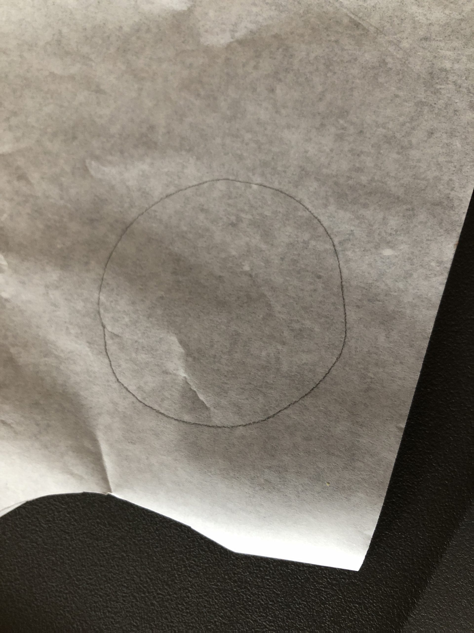 Bild zum Schritt 7 für die Kinder-Beschäftigung: 'Übertragt die Größe des ausgeschnittenen Kreises auf ein Butterbrotpapier. Gebt...'