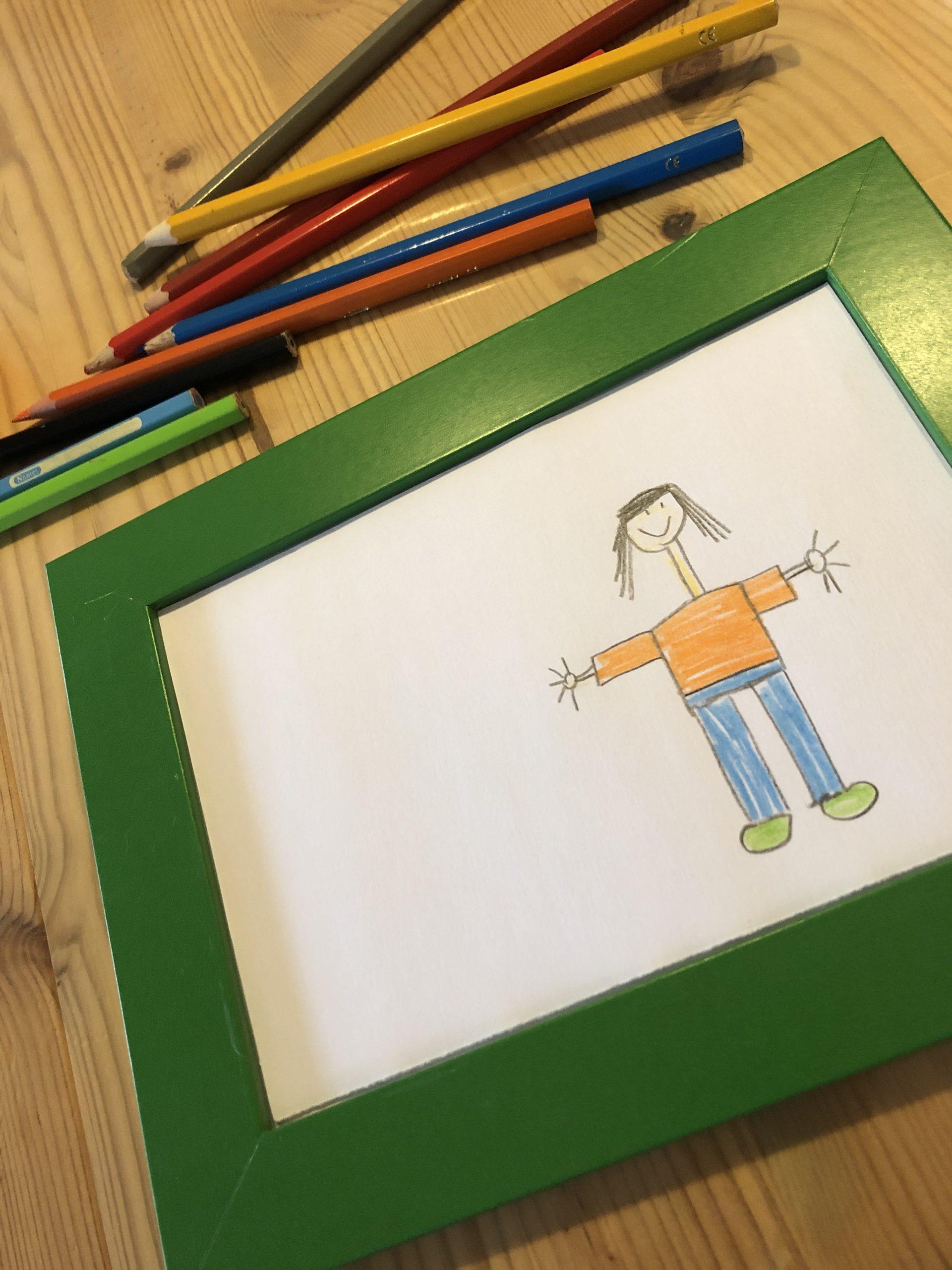 Bild zum Schritt 6 für das Bastel- und DIY-Abenteuer für Kinder: 'Rahmt das gemalte Bild.'