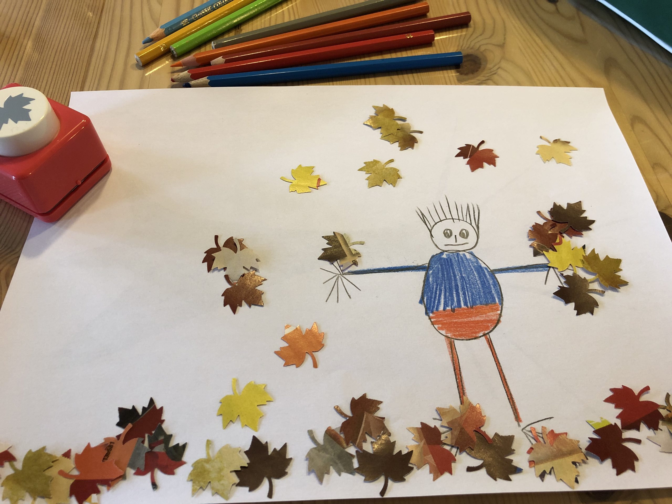 Bild zum Schritt 3 für das Bastel- und DIY-Abenteuer für Kinder: 'Beklebt nun den Boden mit Blättern. Lasst noch einen Blätterhaufen...'