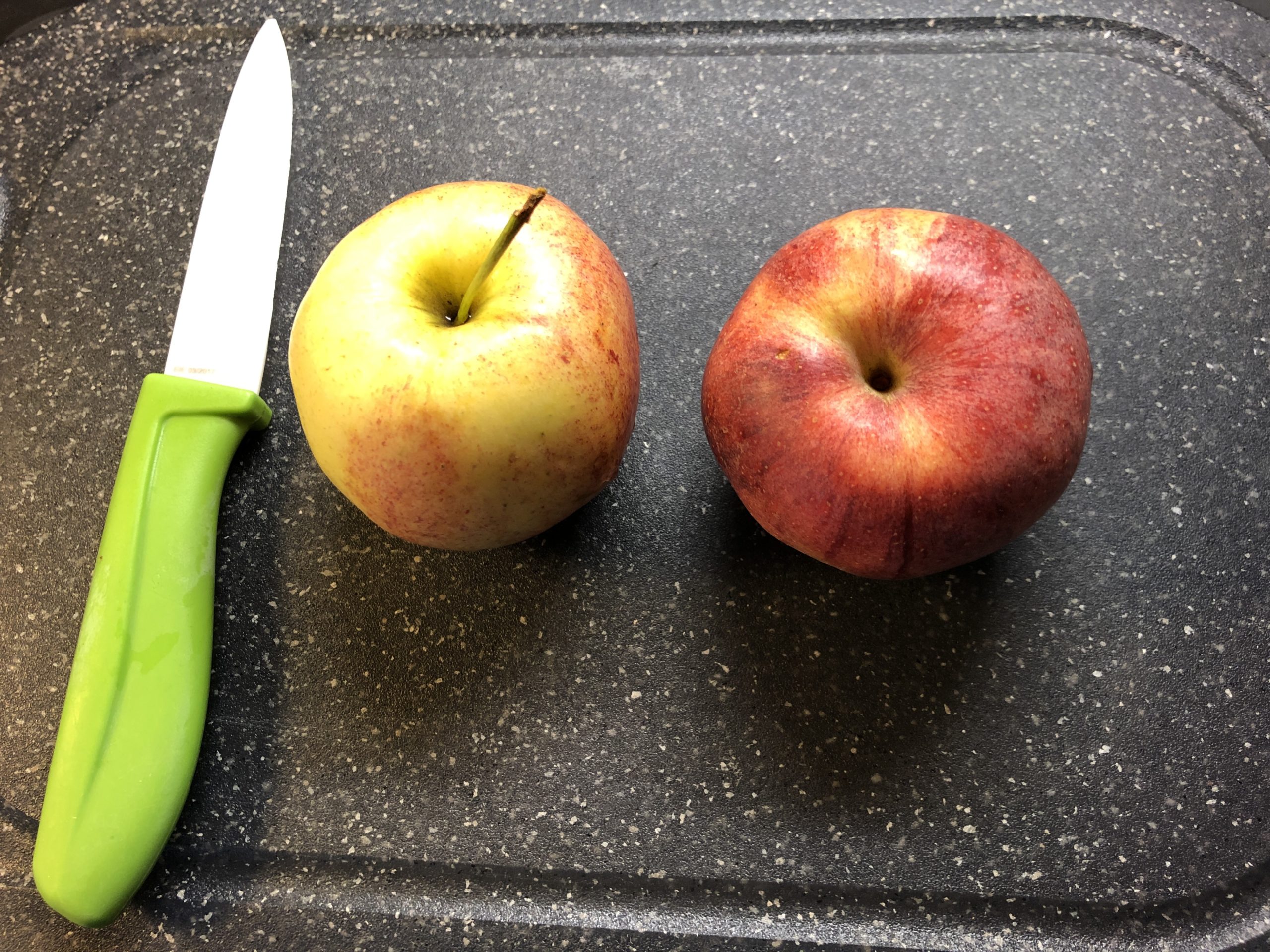 Bild zum Schritt 12 für die Kinder-Beschäftigung: 'Jetzt wird die Apfelmasse zubereitet:   2 Äpfel waschen.'