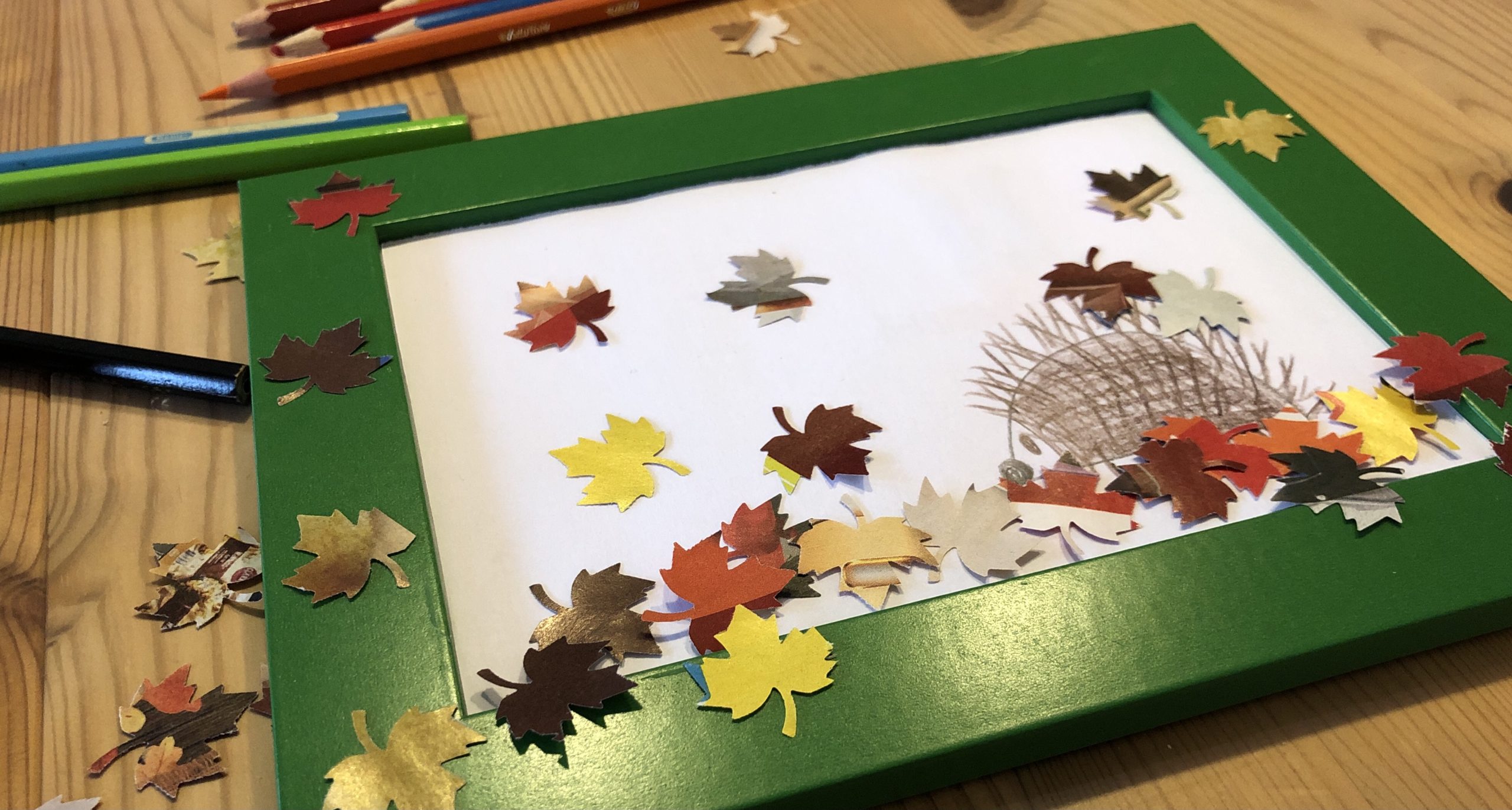 Bild zum Schritt 9 für das Bastel- und DIY-Abenteuer für Kinder: 'Jetzt klebt die Blätter um den Igel herum. Klebt einen...'