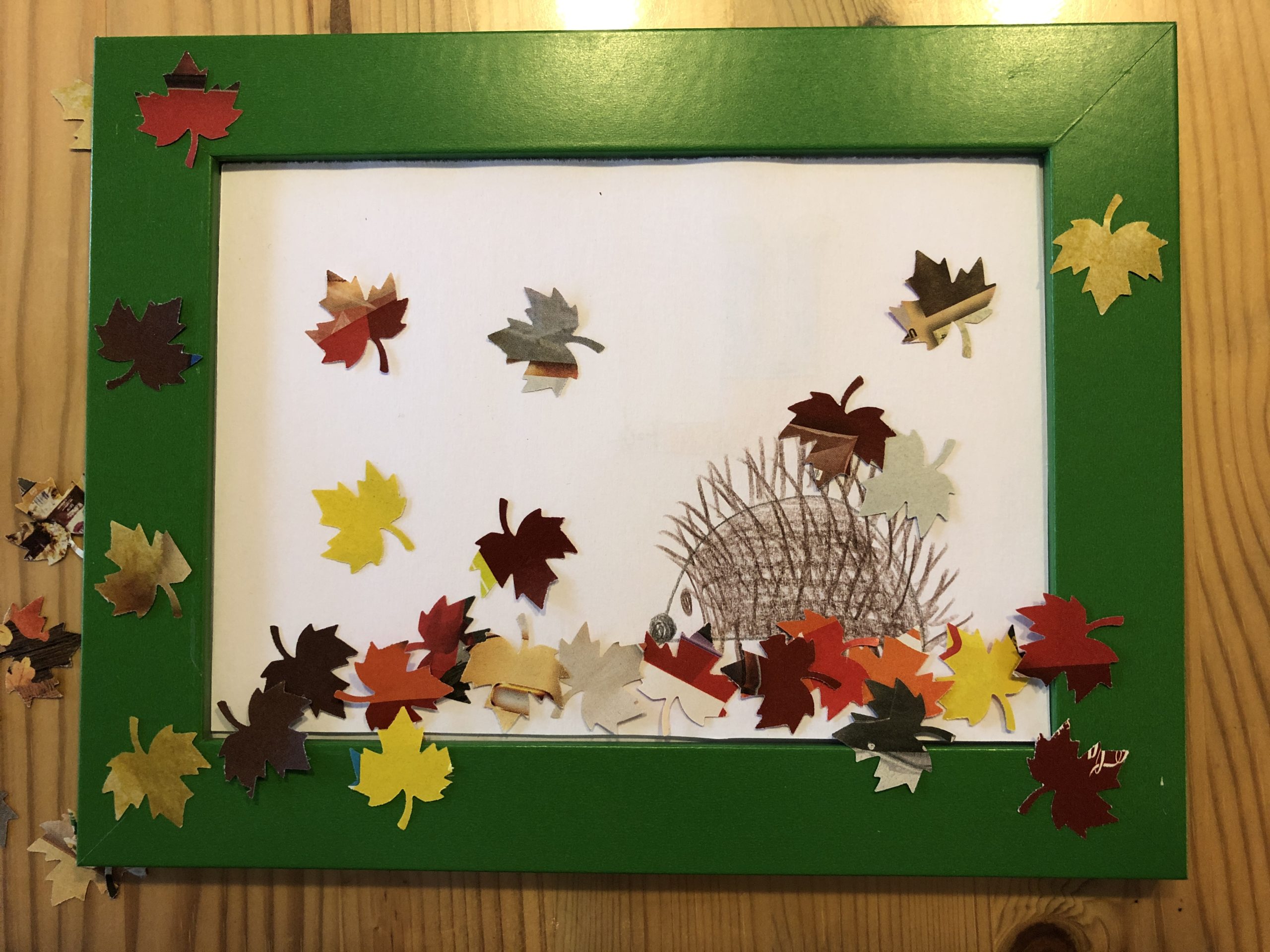 2. Bild zum Schritt 9 für das Bastel- und DIY-Abenteuer für Kinder: 'Jetzt klebt die Blätter um den Igel herum. Klebt einen...'