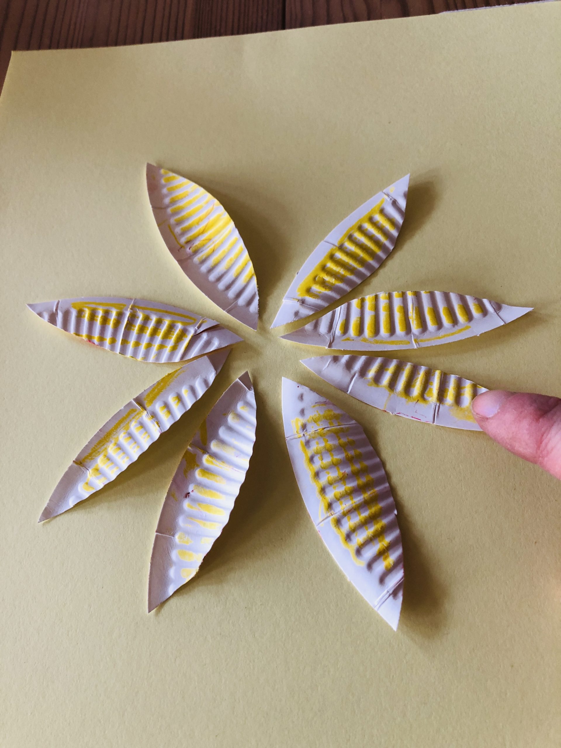 Bild zum Schritt 4 für das Bastel- und DIY-Abenteuer für Kinder: 'Die einzelnen Blütenblätter legt ihr nun zu einem Blütenkopf zusammen.'
