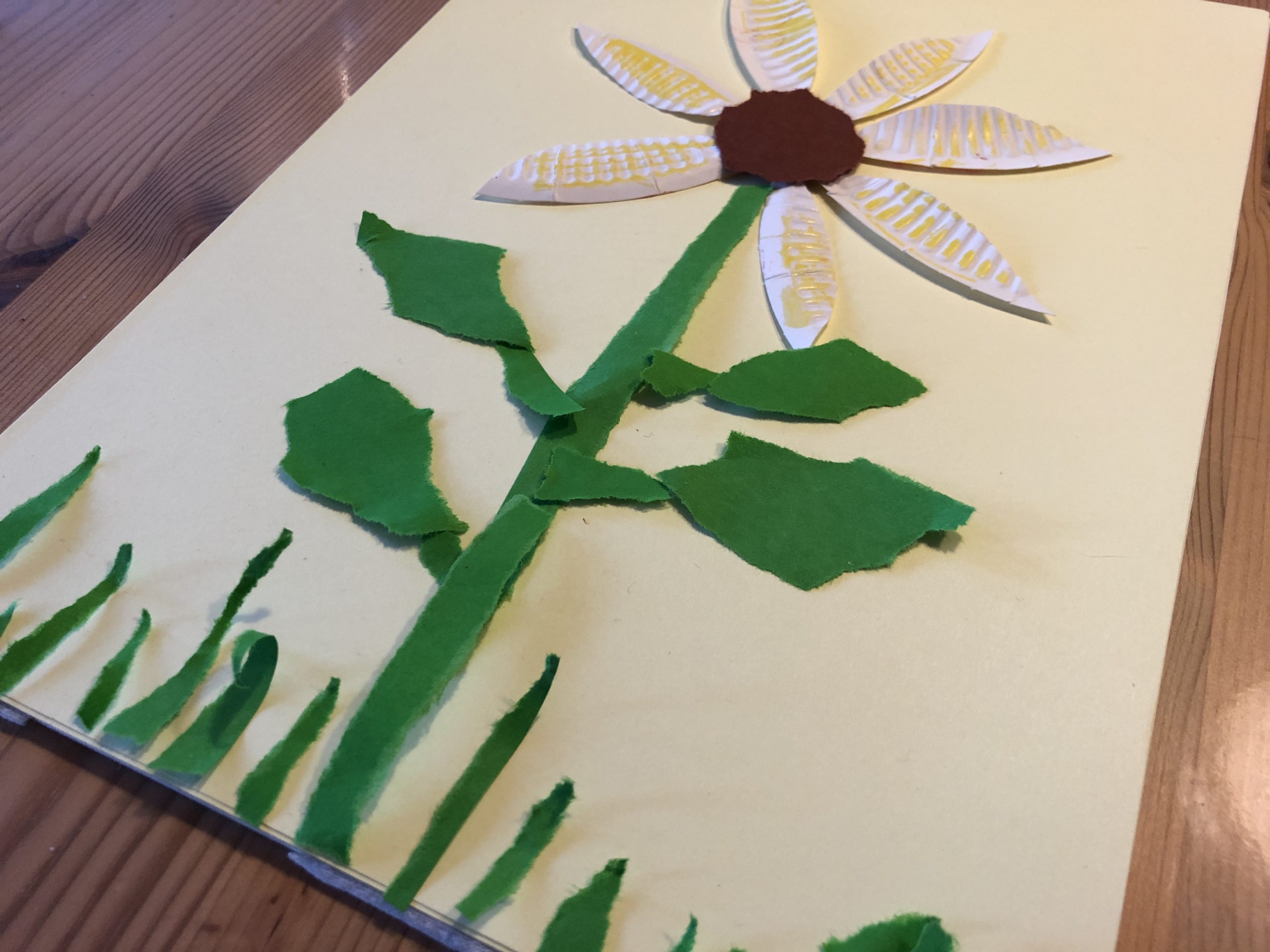 Bild zum Schritt 9 für das Bastel- und DIY-Abenteuer für Kinder: 'Fertig ist die Sonnenblume! 🌻'