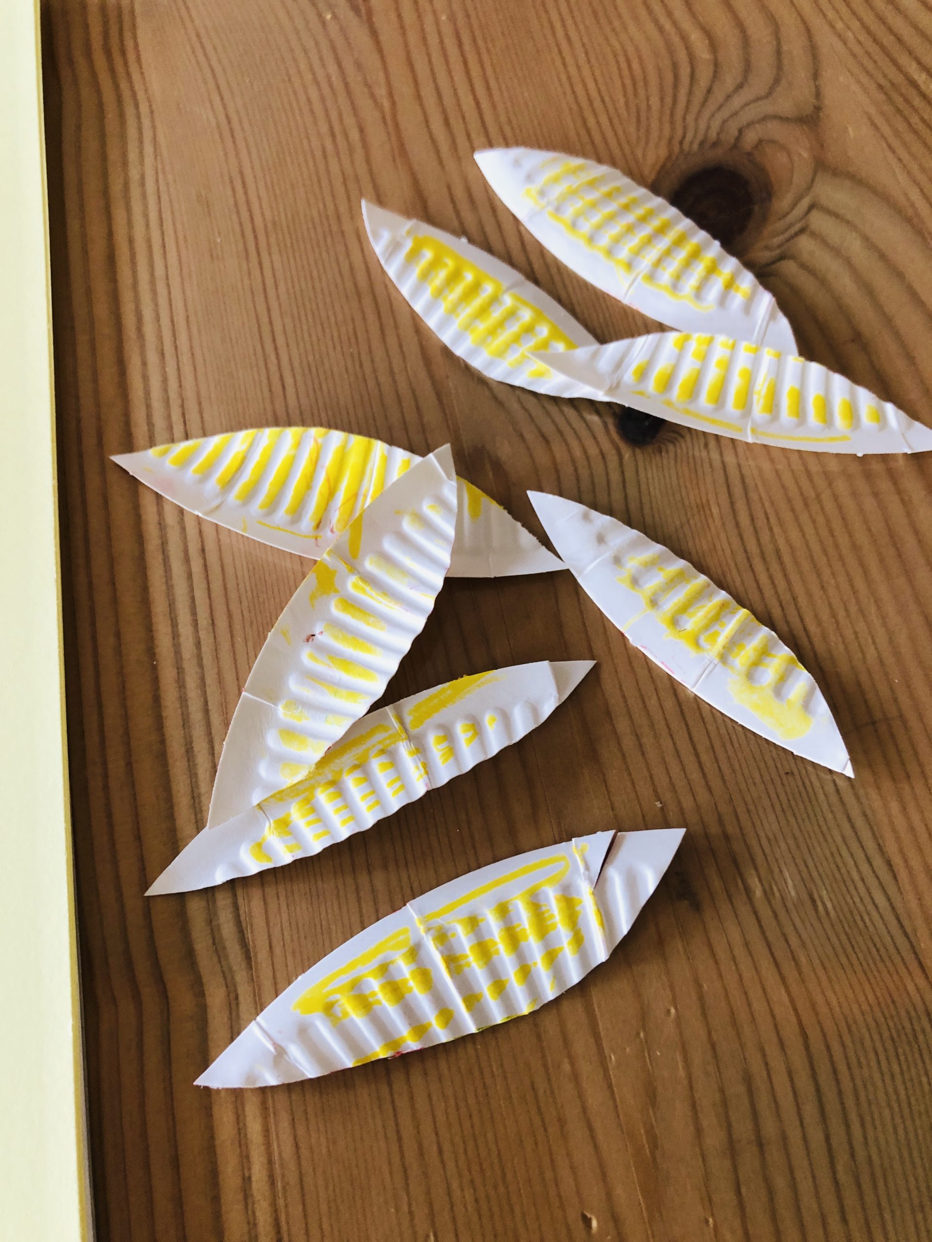 Bild zum Schritt 3 für das Bastel- und DIY-Abenteuer für Kinder: 'Anschließend malt ihr die Blütenblätter gelb an. Diese Blätter nennt...'