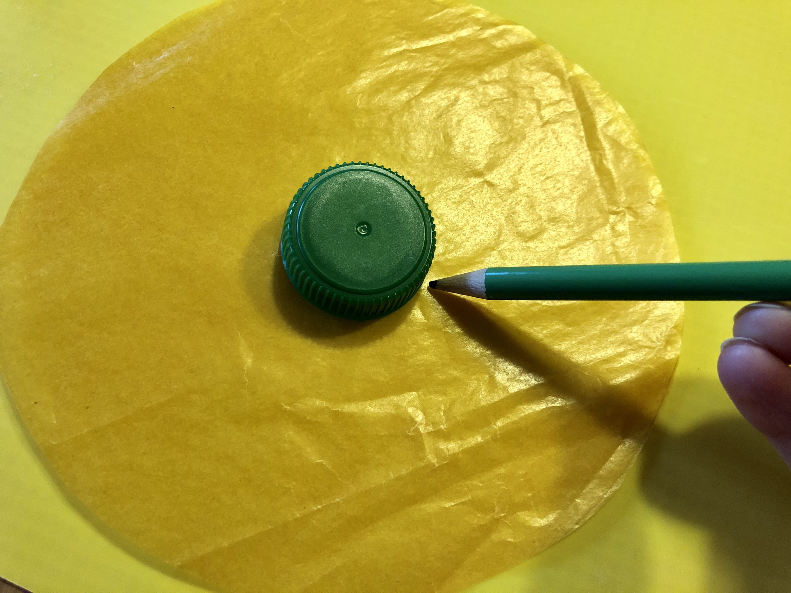 Bild zum Schritt 4 für die Kinder-Beschäftigung: 'Schneidet einen Kreis aus gelben Transparentpapier mit einem Durchmesser von...'