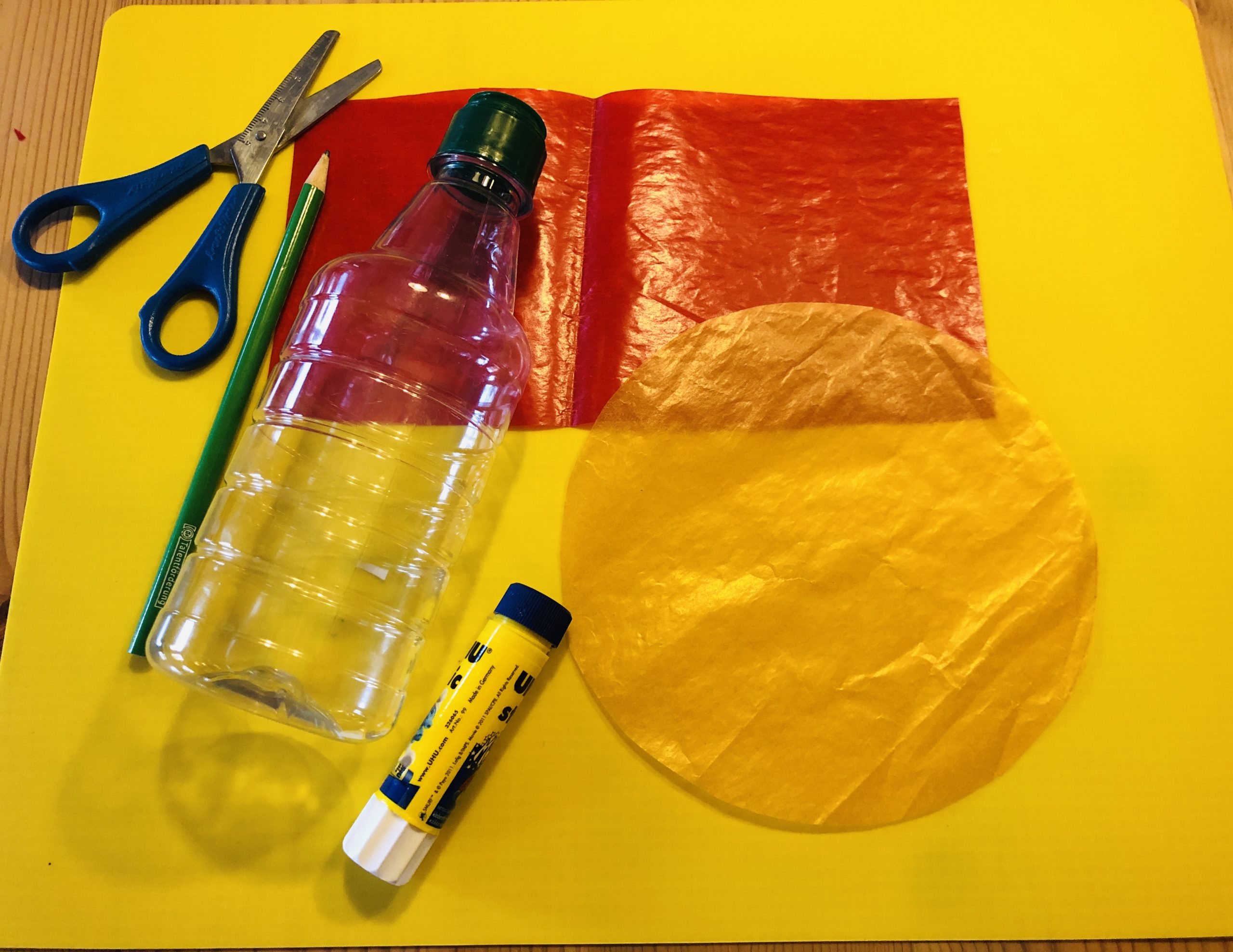 Bild zum Schritt 1 für das Bastel- und DIY-Abenteuer für Kinder: 'Legt die Materialien bereit.  Eine leere Flasche, Schere, Kleber,...'