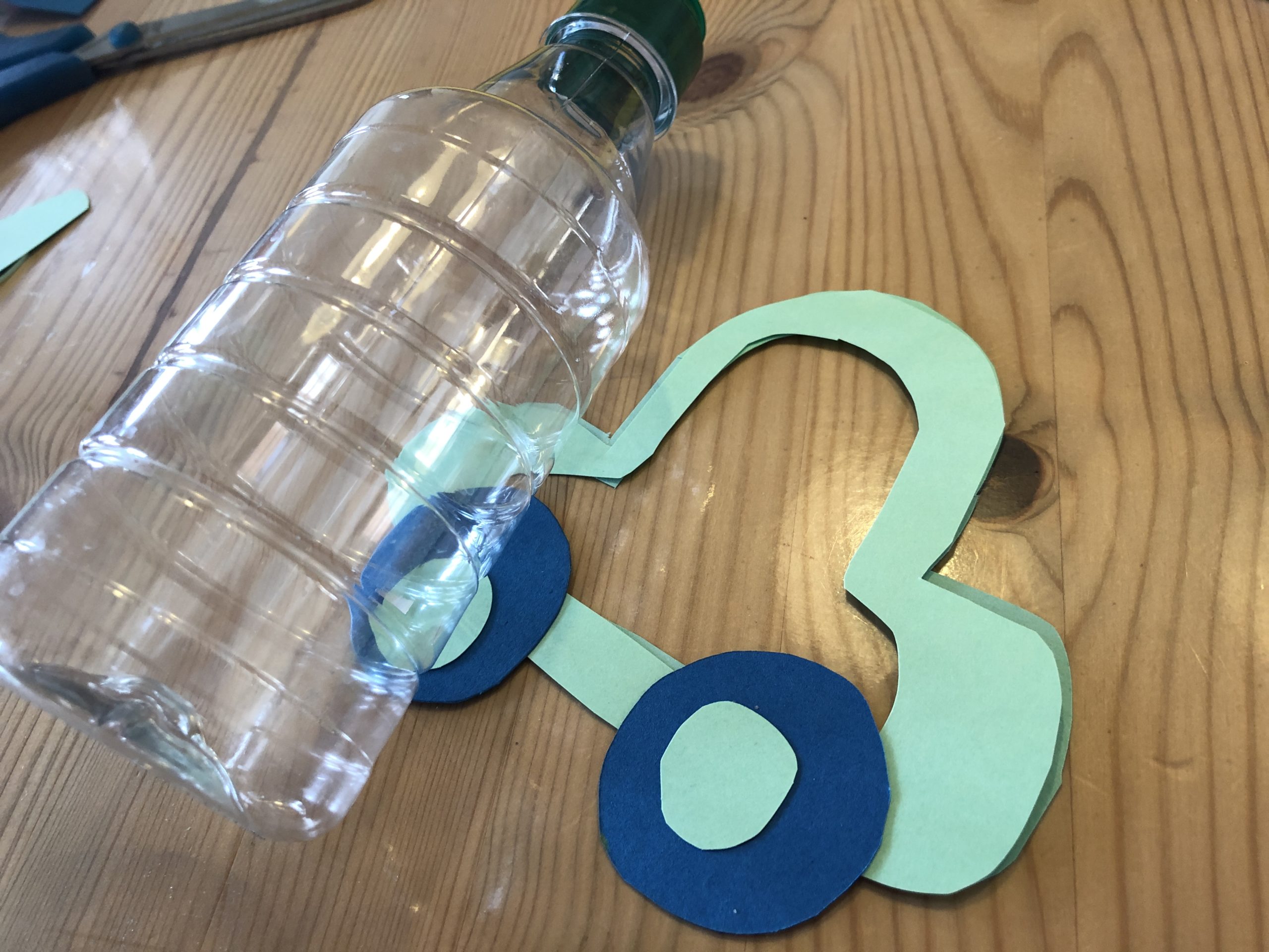 Bild zum Schritt 7 für das Bastel- und DIY-Abenteuer für Kinder: 'Sucht euch eine Plastikflasche und kürzt sie mit mit einem...'