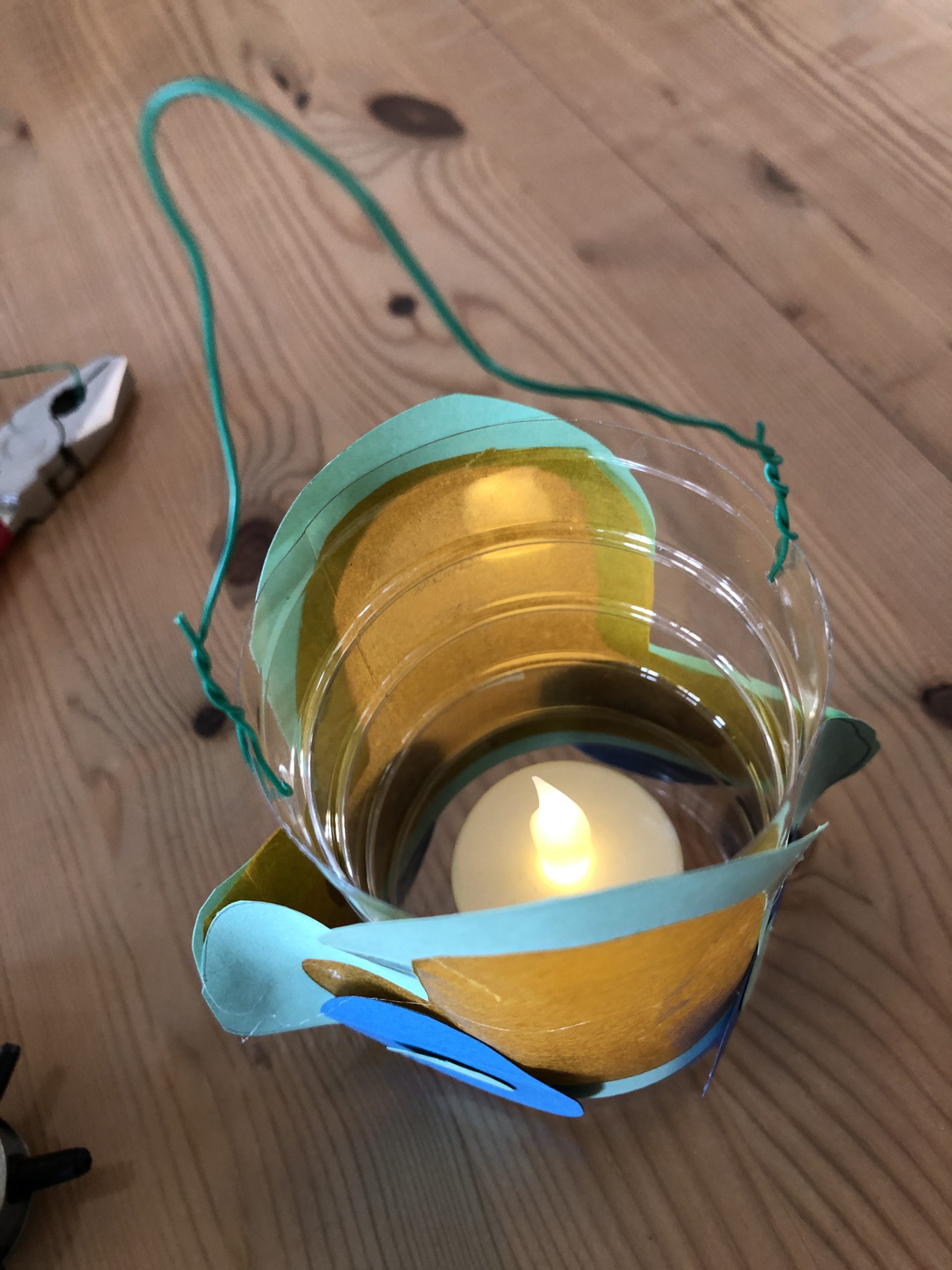 Bild zum Schritt 23 für das Bastel- und DIY-Abenteuer für Kinder: 'Ein elektrisches Teelicht oder eine Mini-Lichterkette eignen sich als Lichtquelle.'